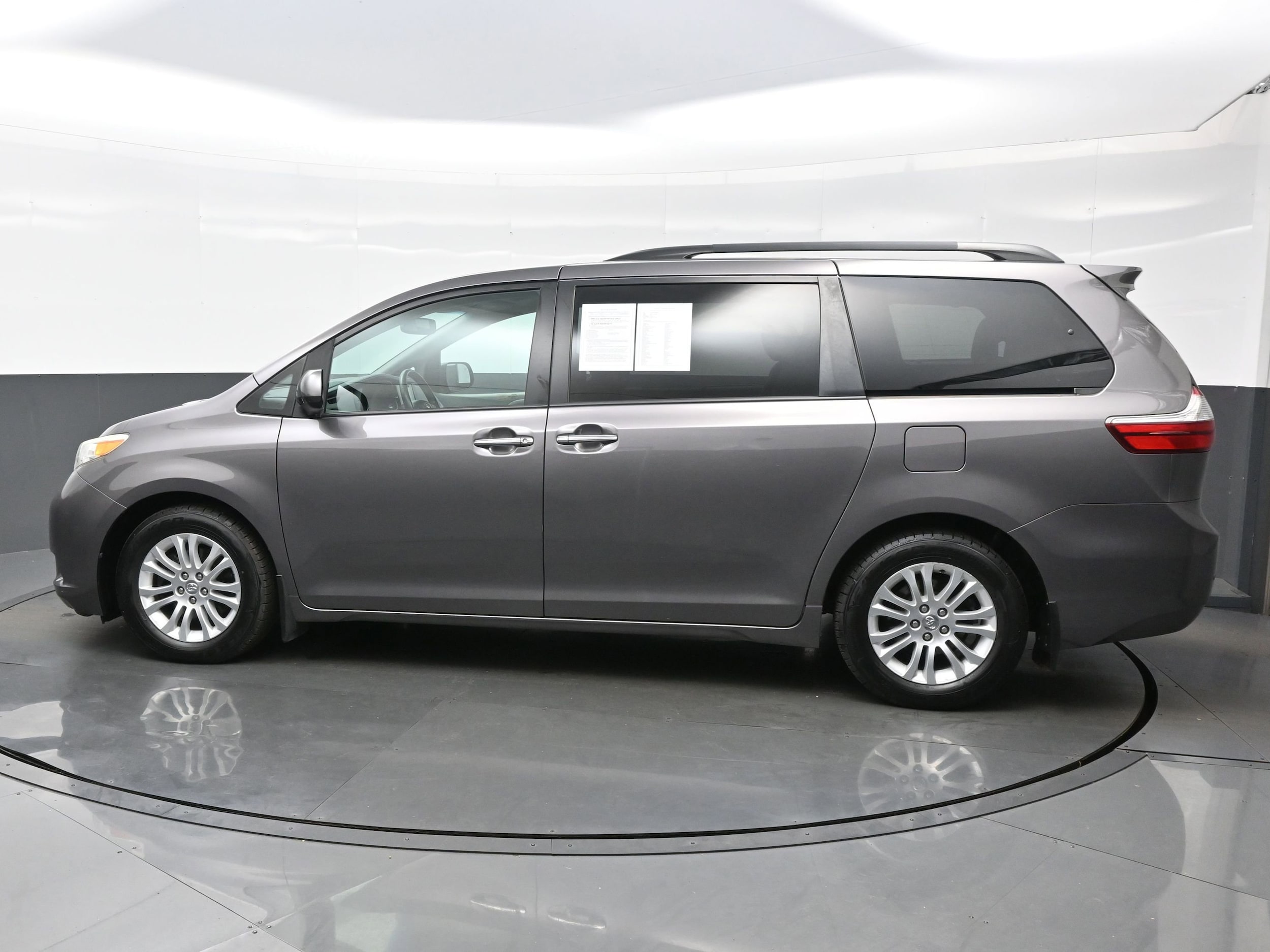 Used 2017 Toyota Sienna XLE with VIN 5TDYZ3DC4HS850348 for sale in Bartlett, IL