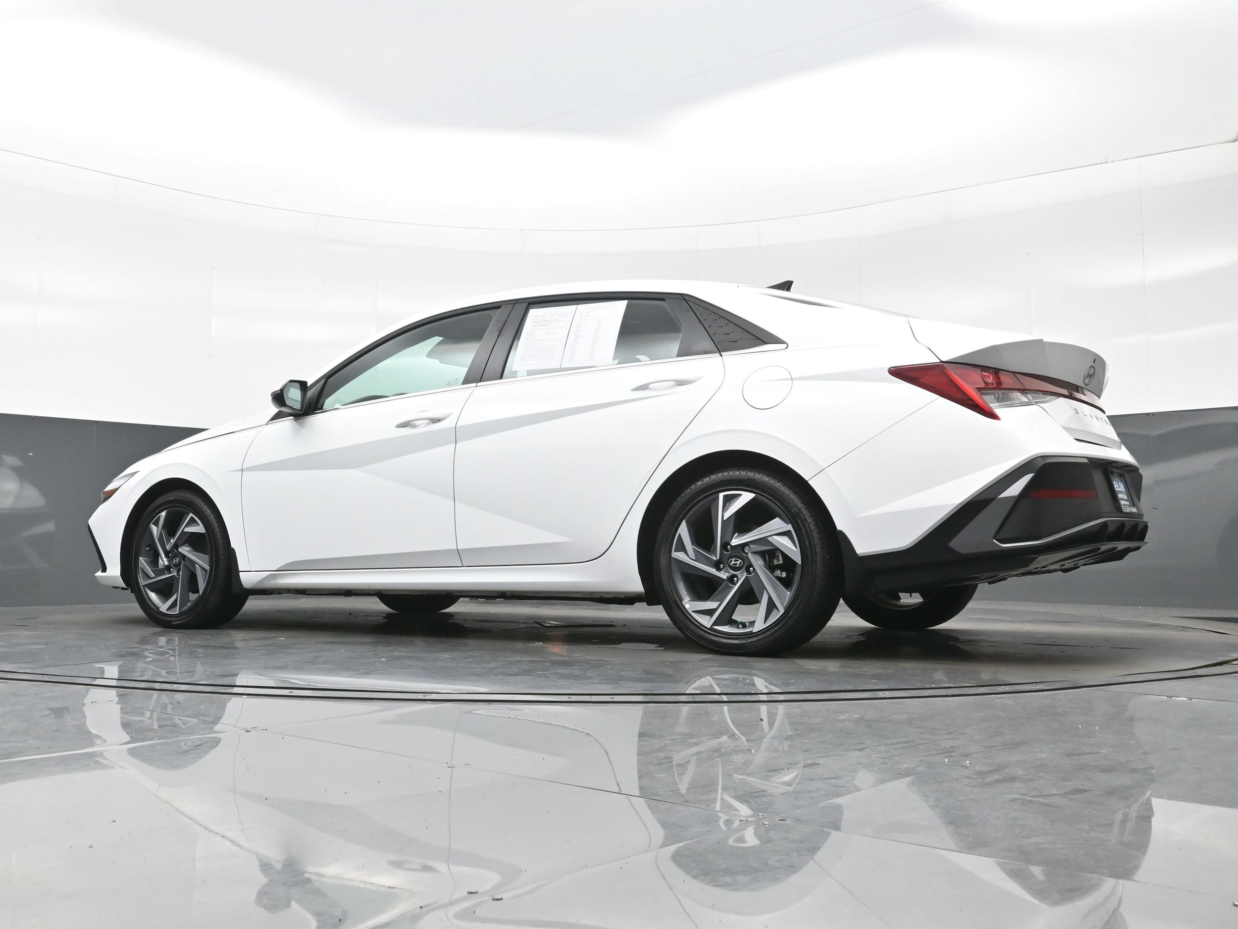 2025 Hyundai Elantra Limited - Photo 29