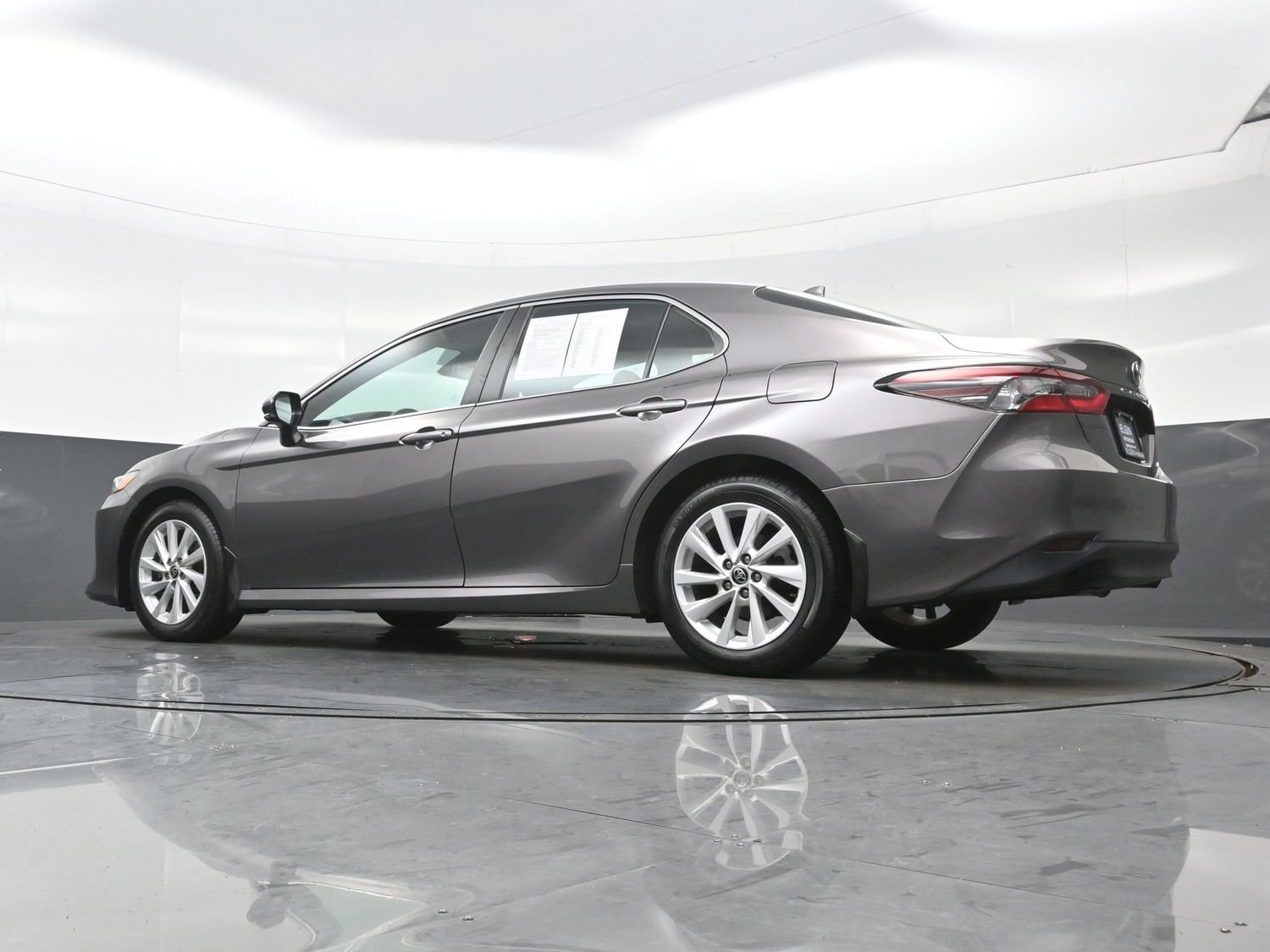 2021 Toyota Camry LE - Photo 29