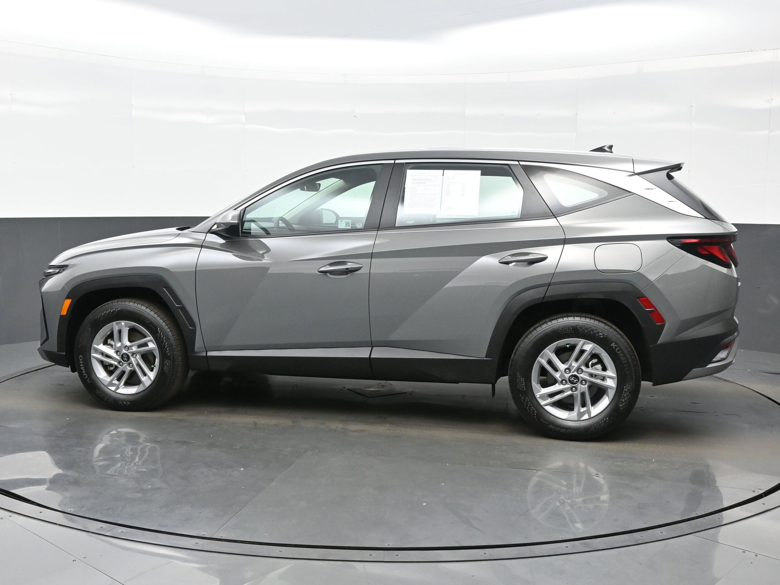 2025 Hyundai Tucson SE photo 2