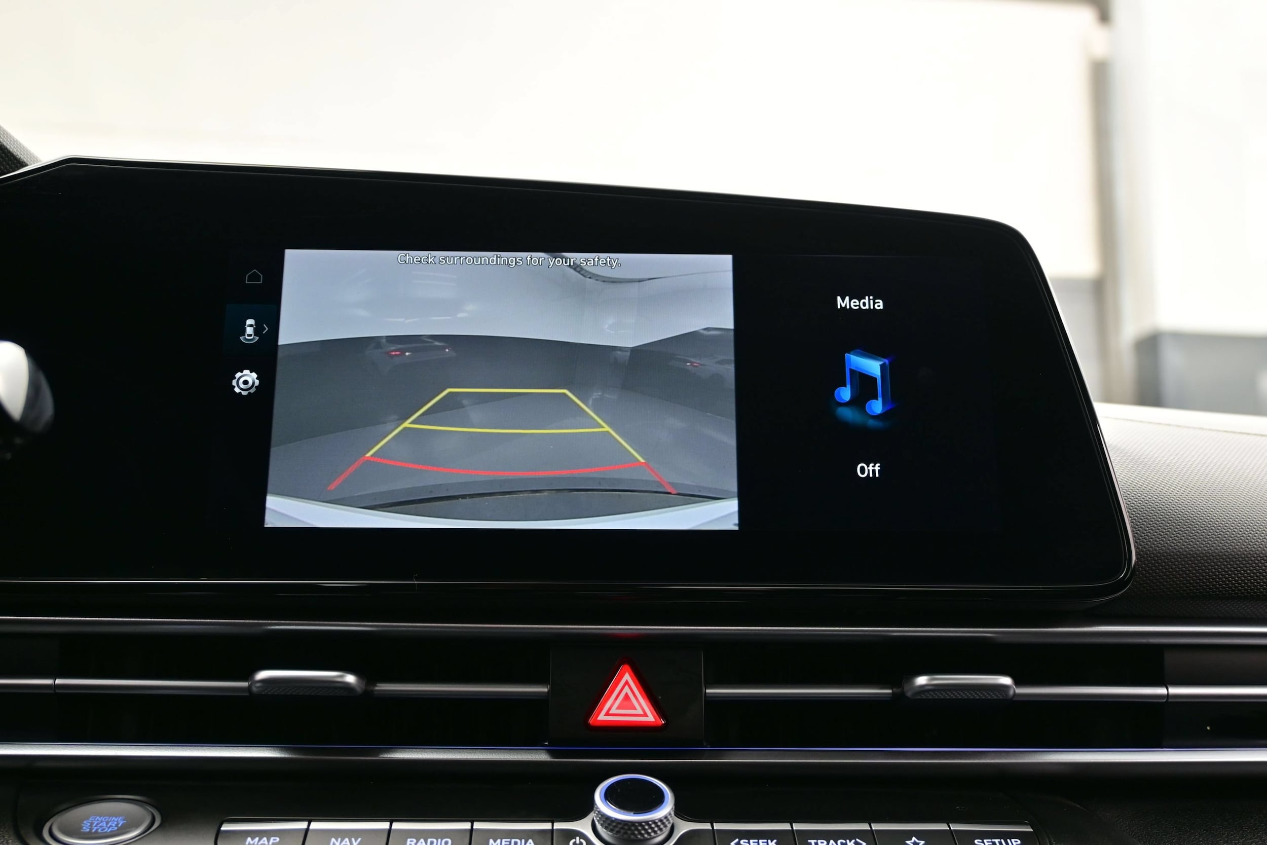 2025 Hyundai Elantra Limited - Photo 19