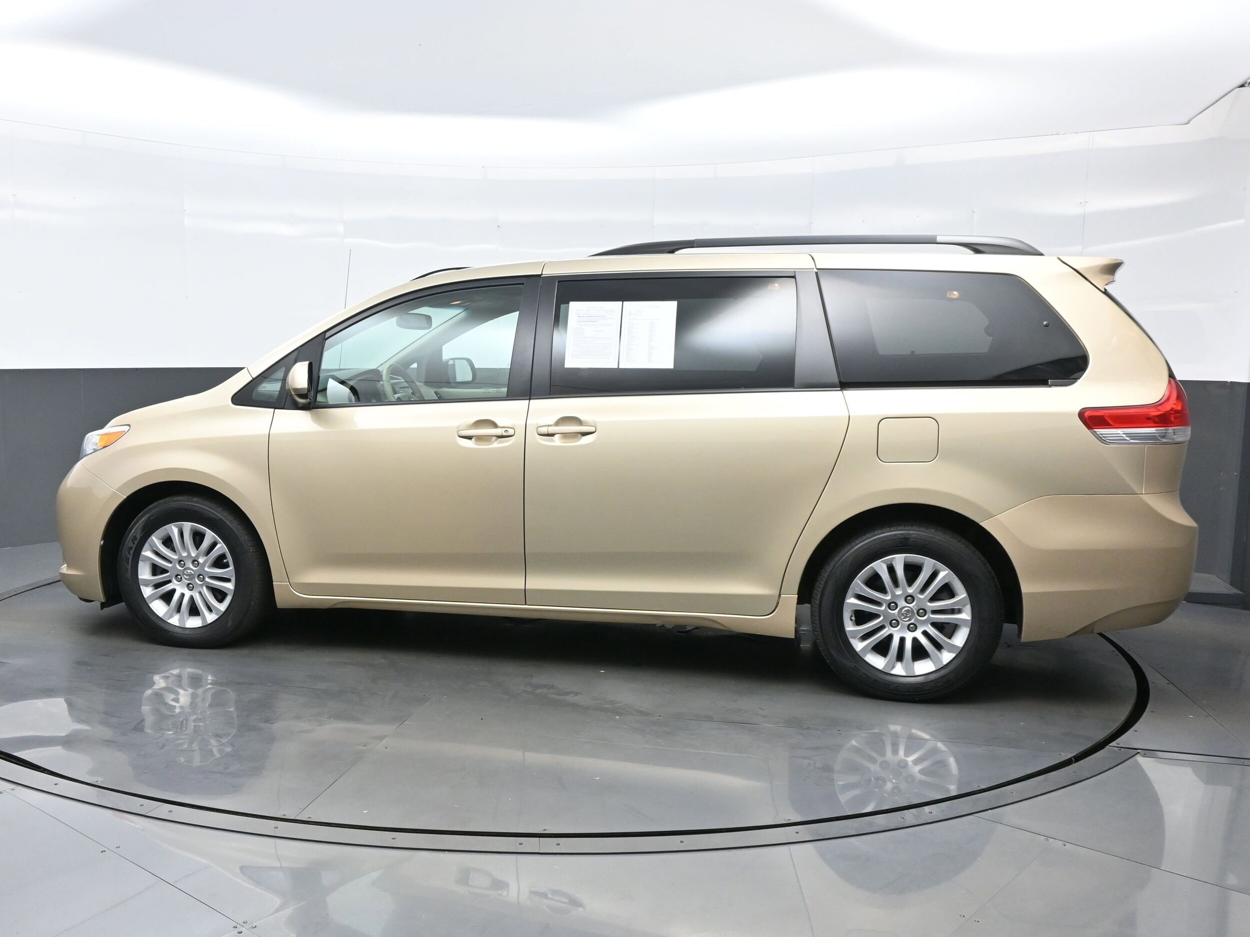 2014 Toyota Sienna Limited photo 3