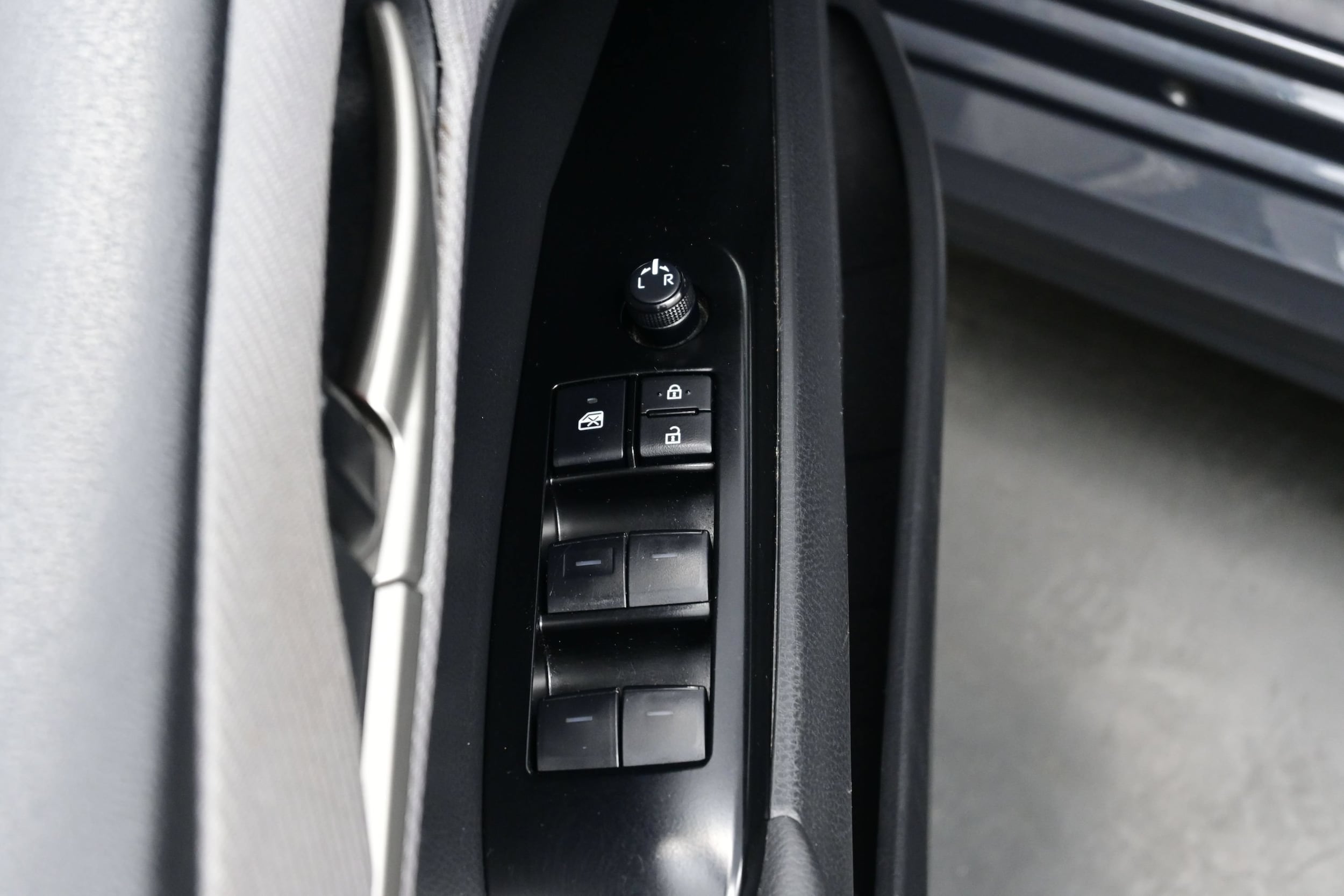 2025 Toyota Camry SE - Photo 10