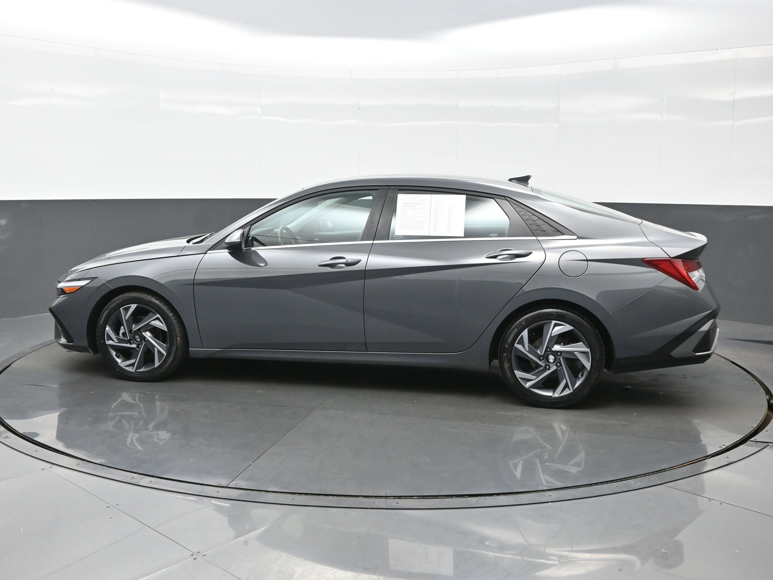 2025 Hyundai Elantra SEL Convenience photo 3