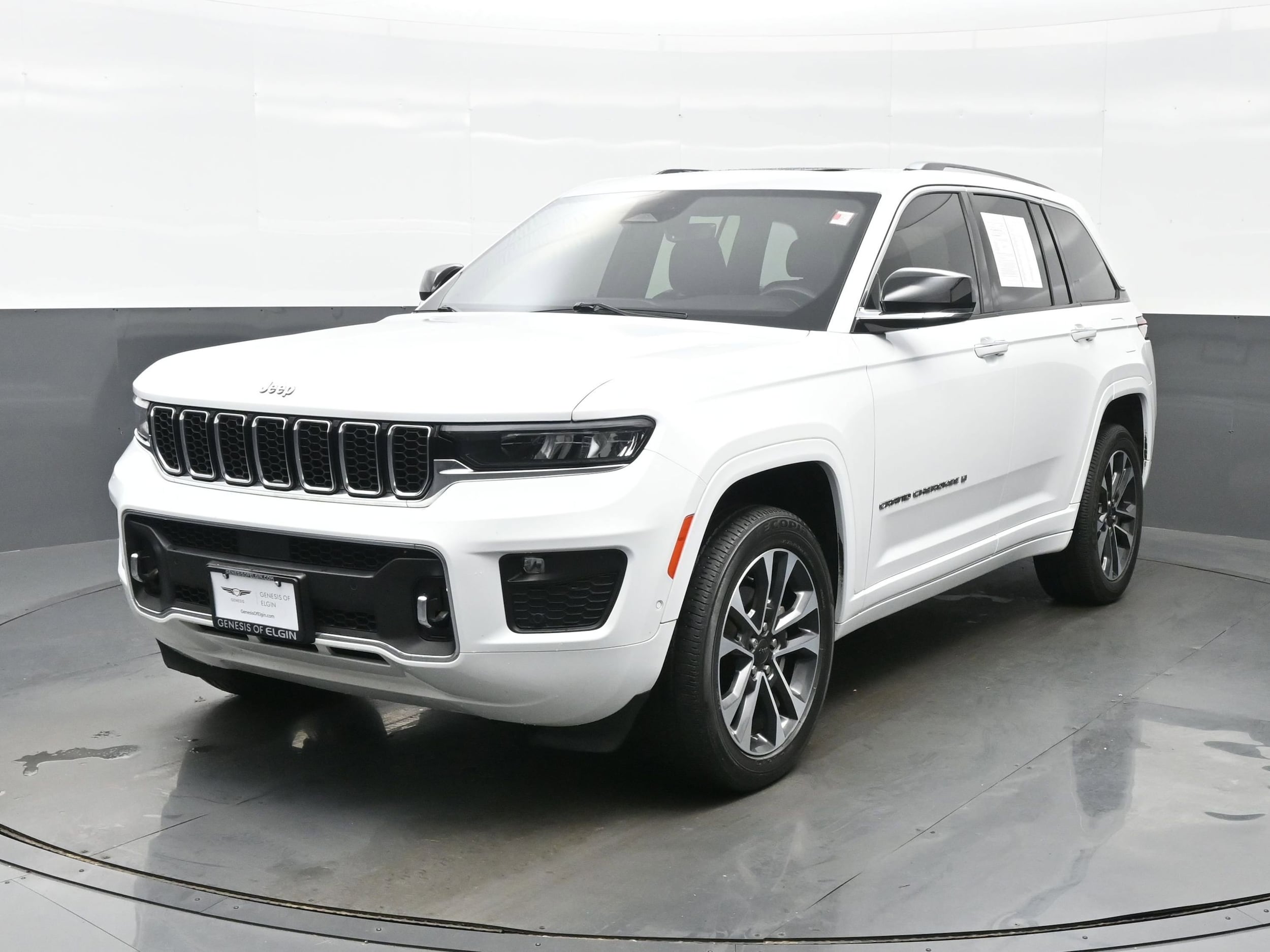 2023 Jeep Grand Cherokee Overland's photo