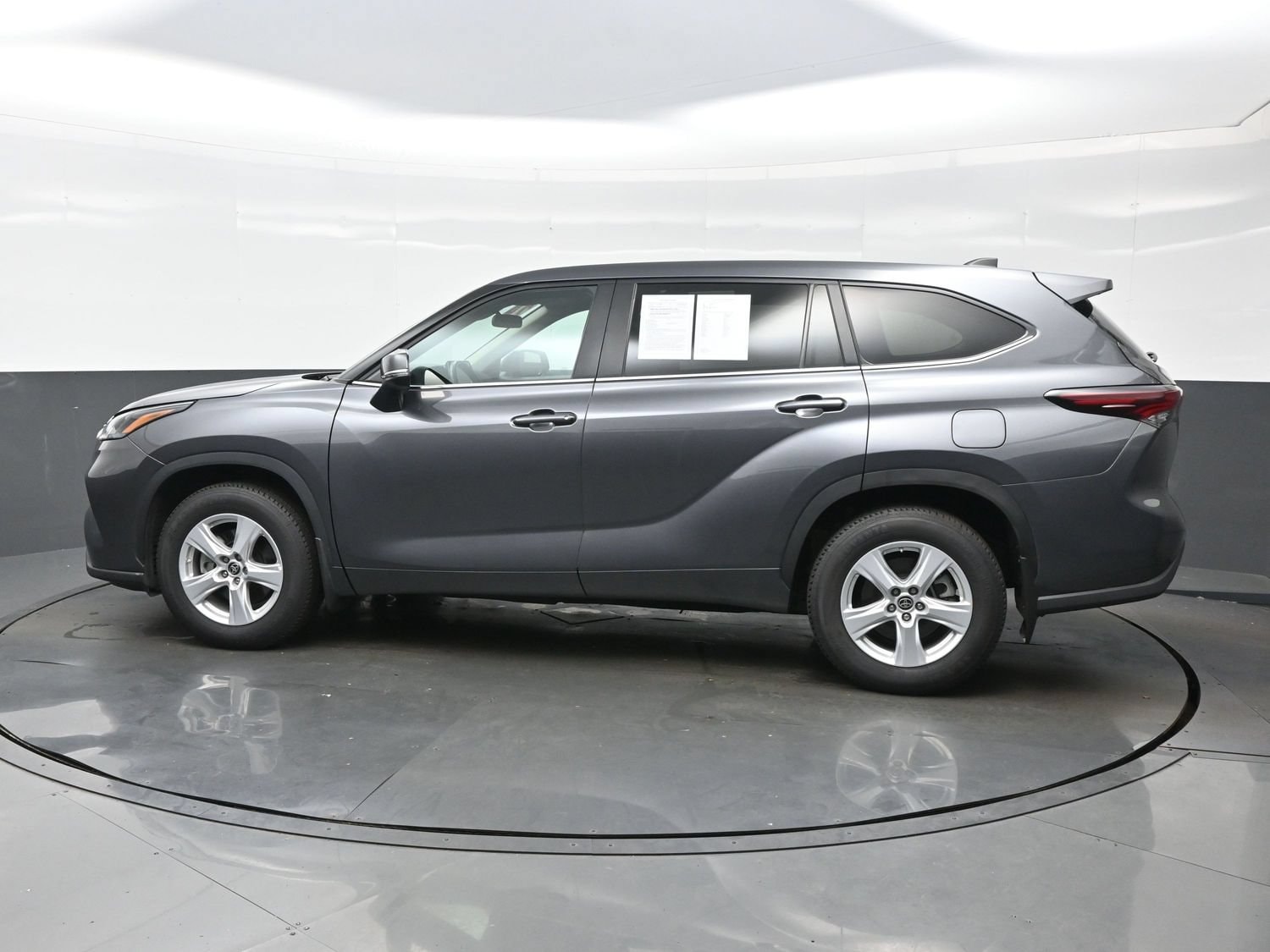 2024 Toyota Highlander LE - Photo 3