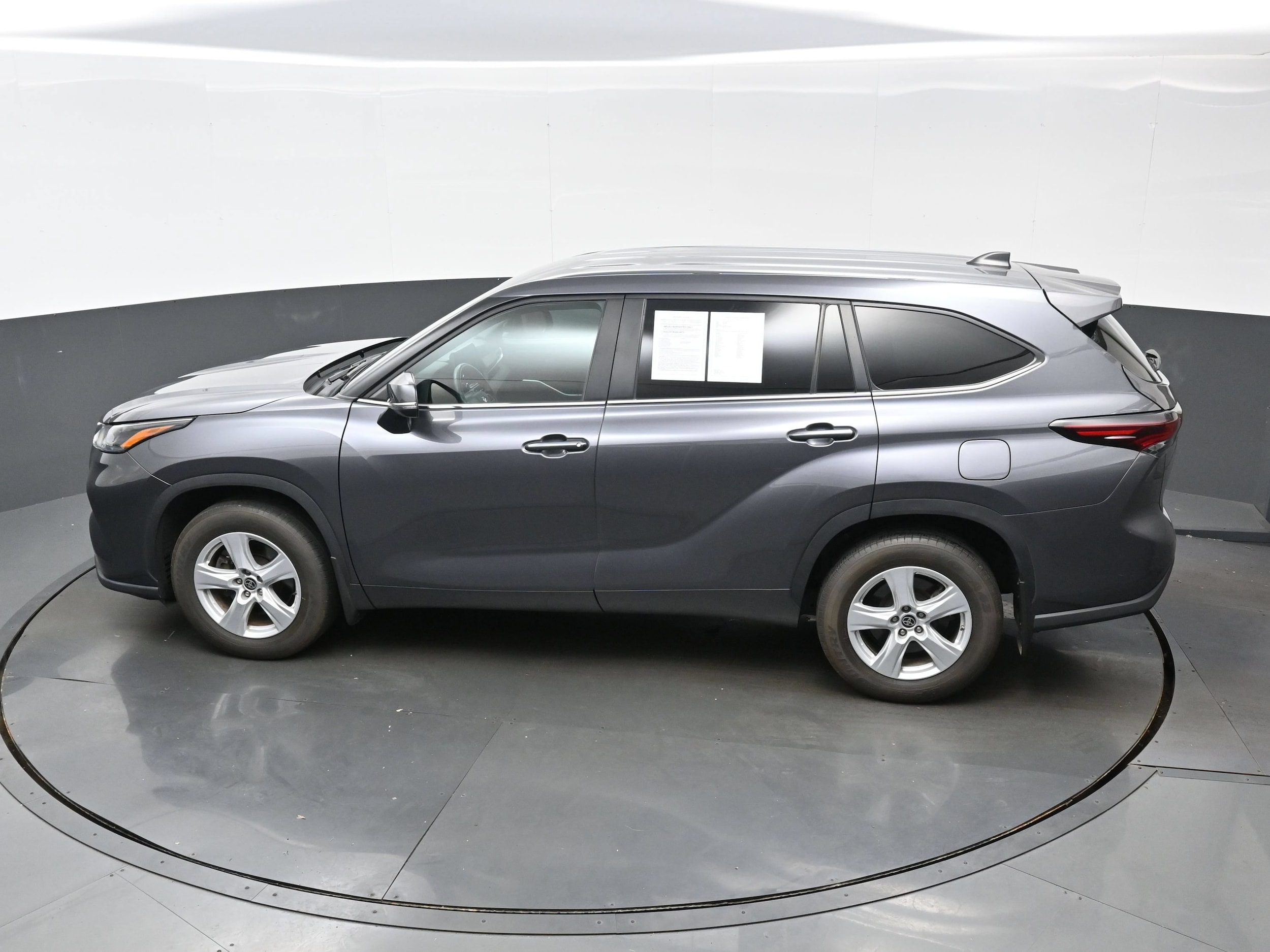 2024 Toyota Highlander LE - Photo 38