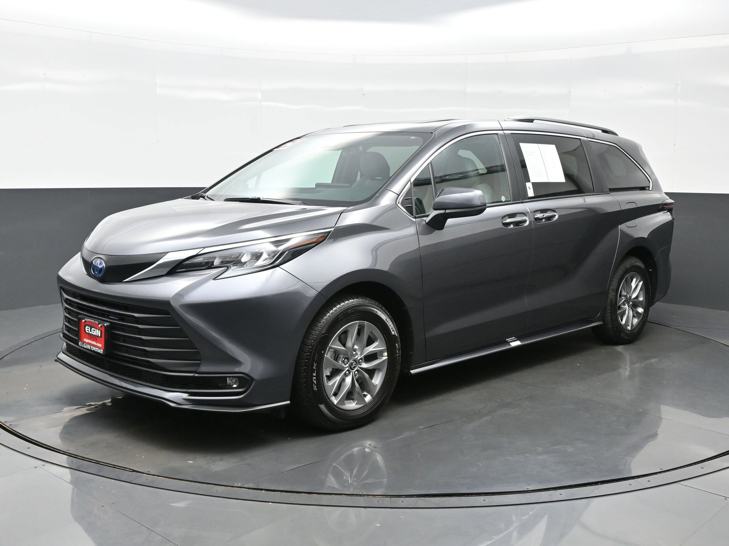 2025 Toyota Sienna XLE photo 2