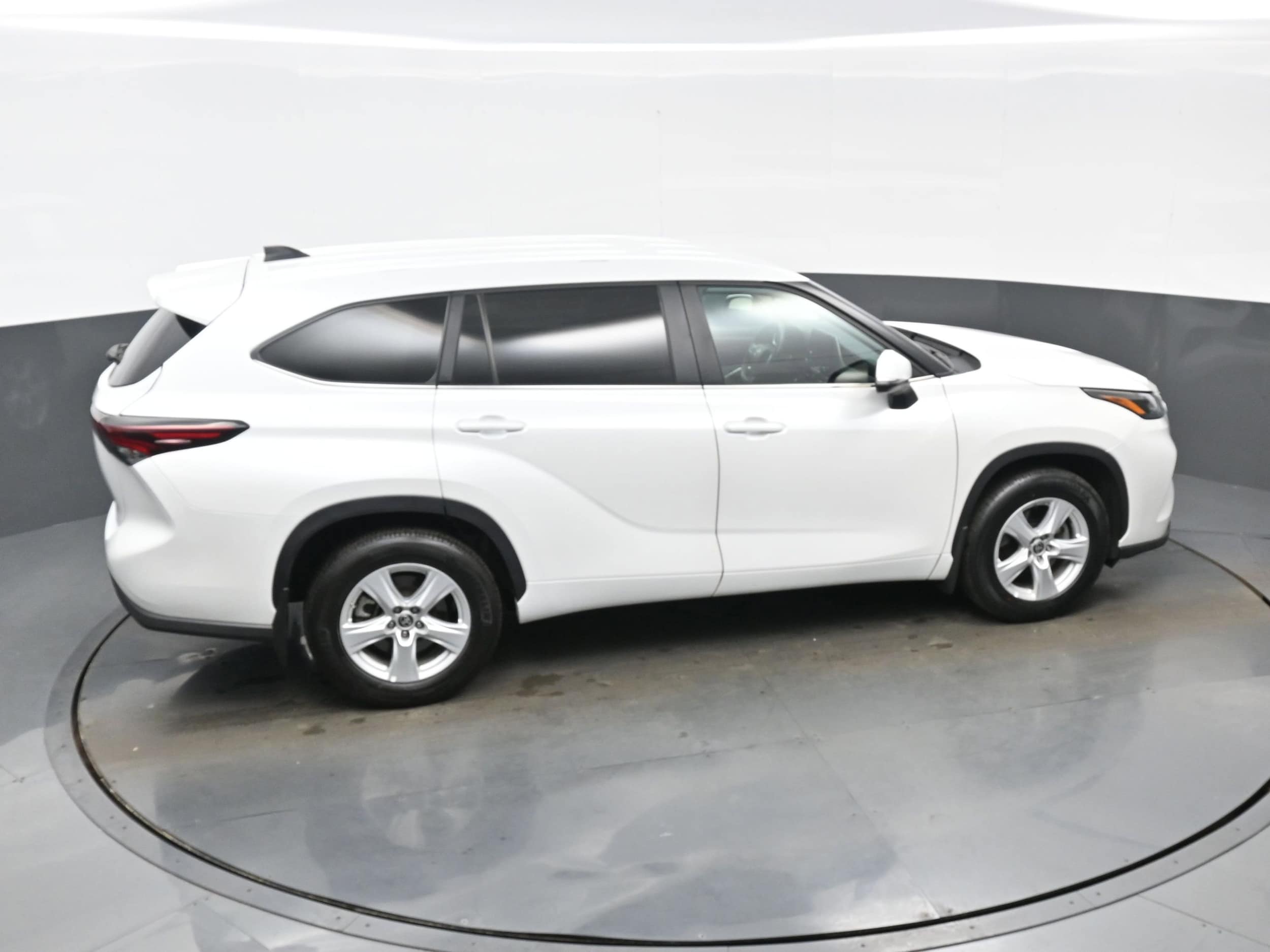 2024 Toyota Highlander LE - Photo 41
