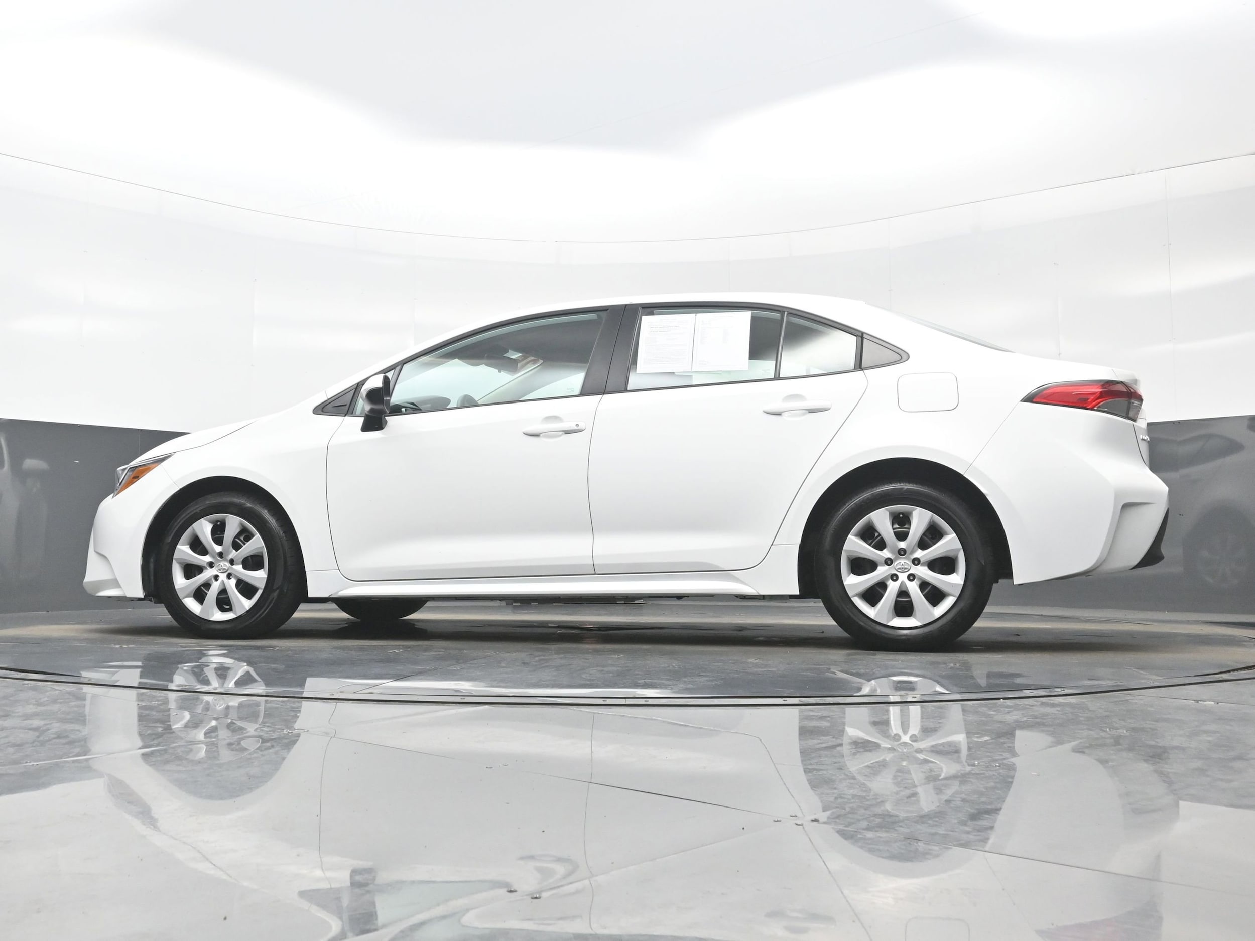 2025 Toyota Corolla LE - Photo 27