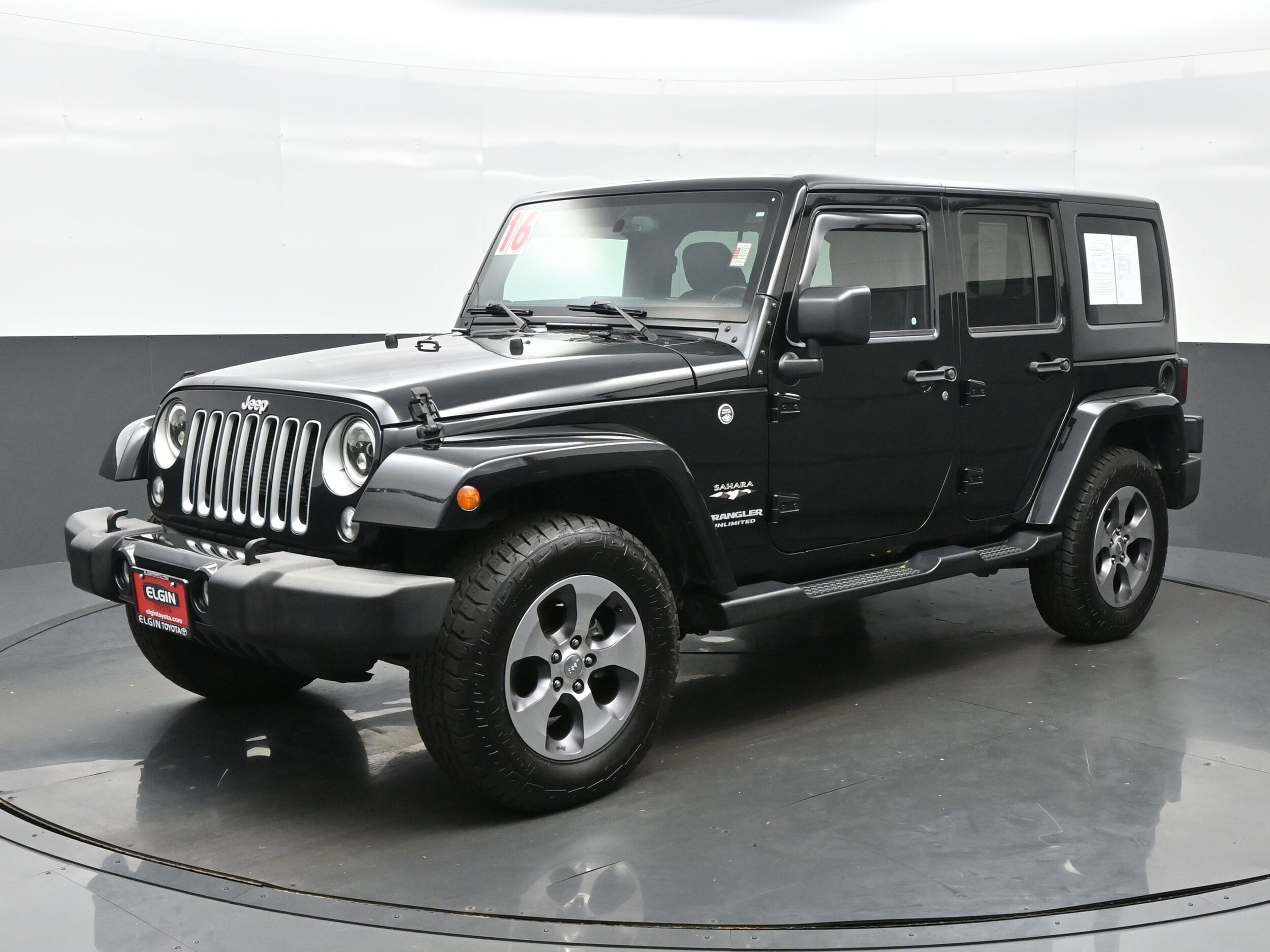 2016 Jeep Wrangler Unlimited Sahara photo 2