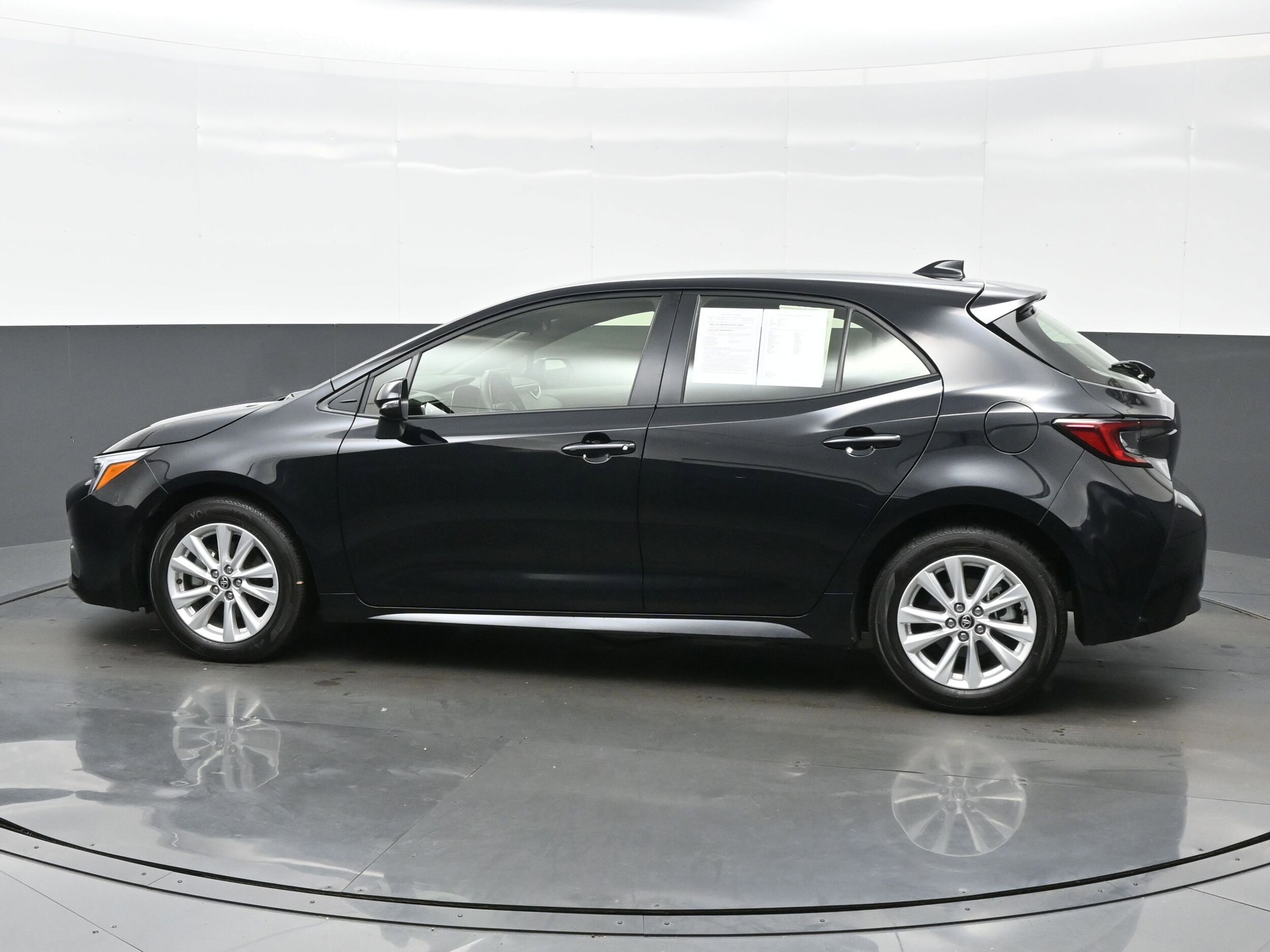 2023 Toyota Corolla SE photo 3