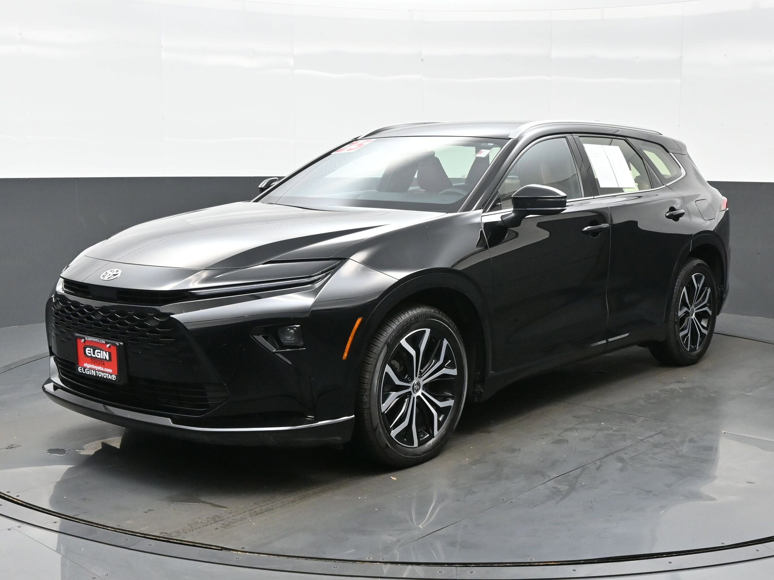 2025 Toyota Crown Signia XLE photo 2