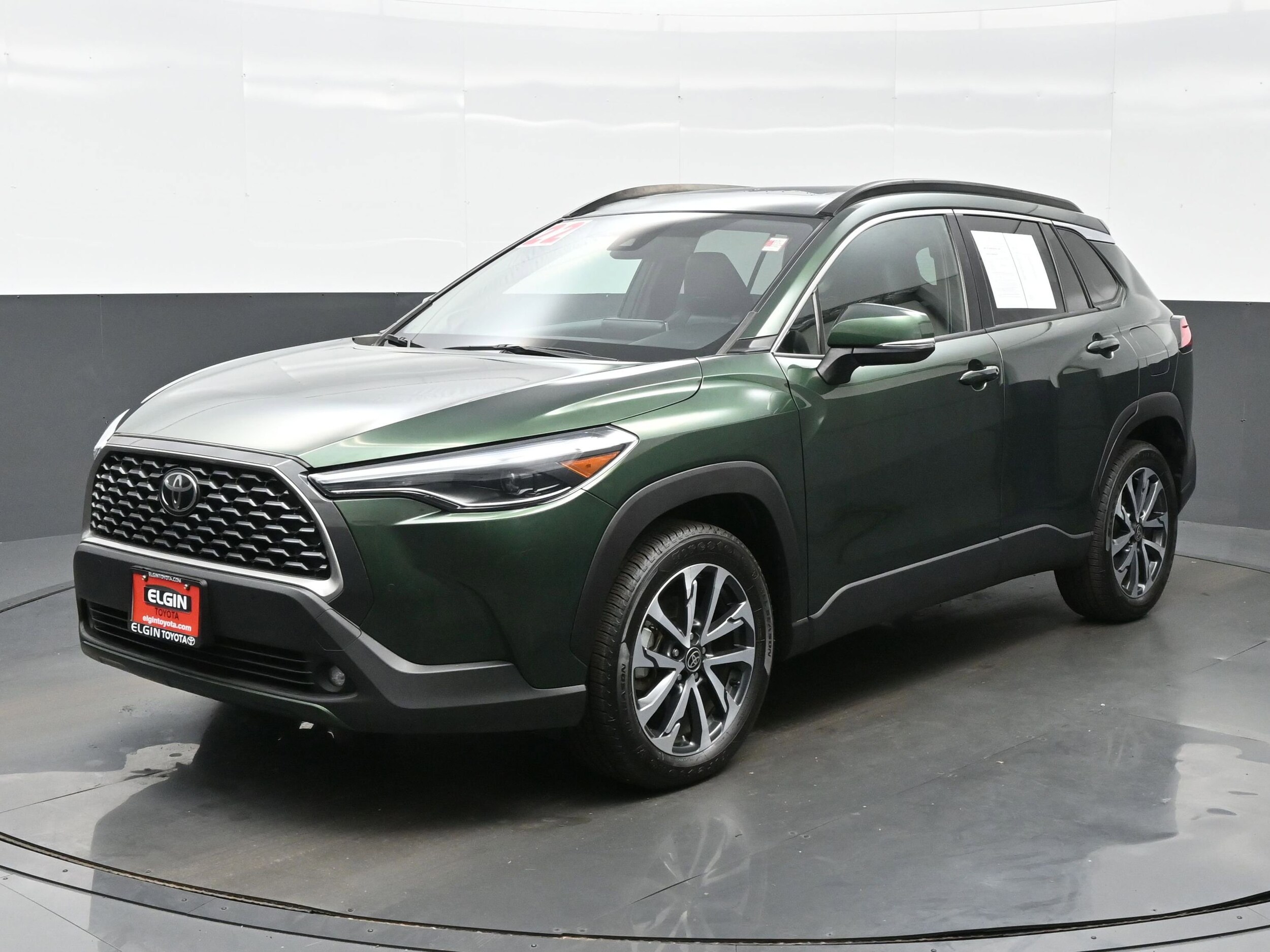 2022 Toyota Corolla Cross XLE photo 2