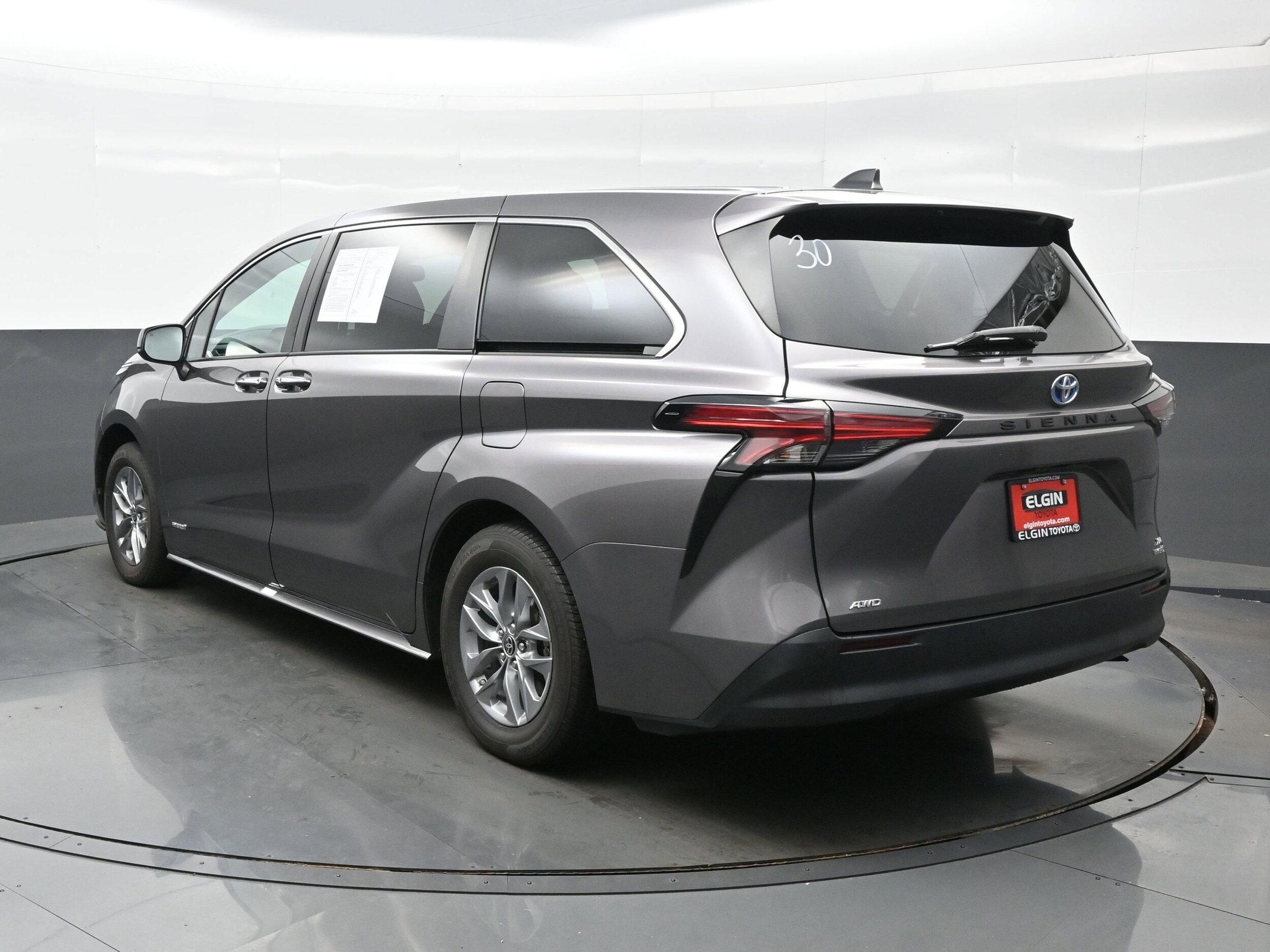 2021 Toyota Sienna XLE photo 2