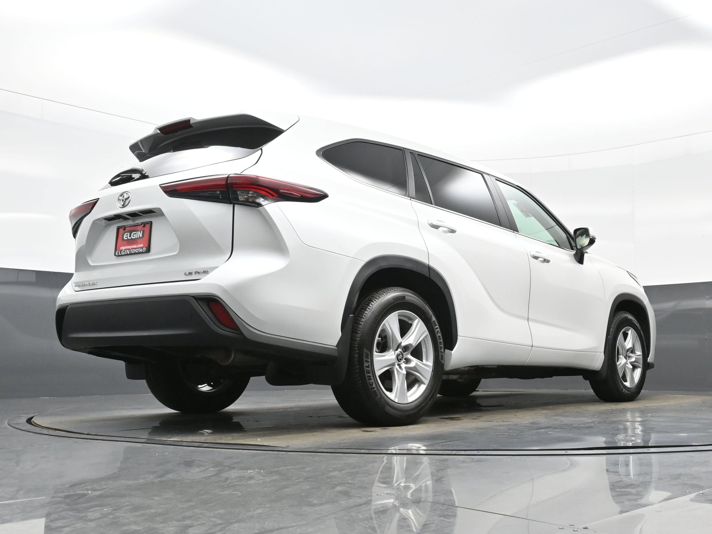 2024 Toyota Highlander LE - Photo 32