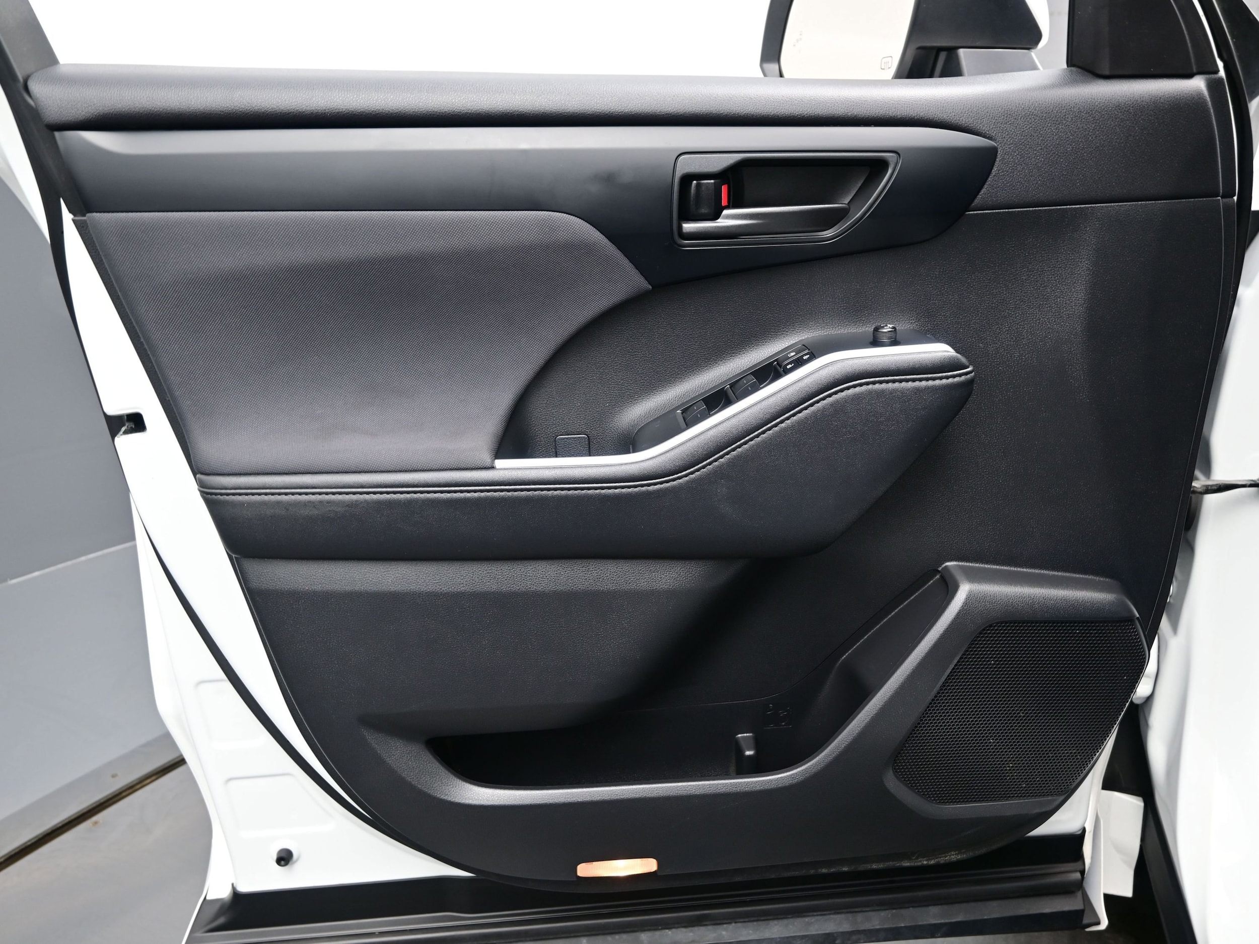 2024 Toyota Highlander LE - Photo 9