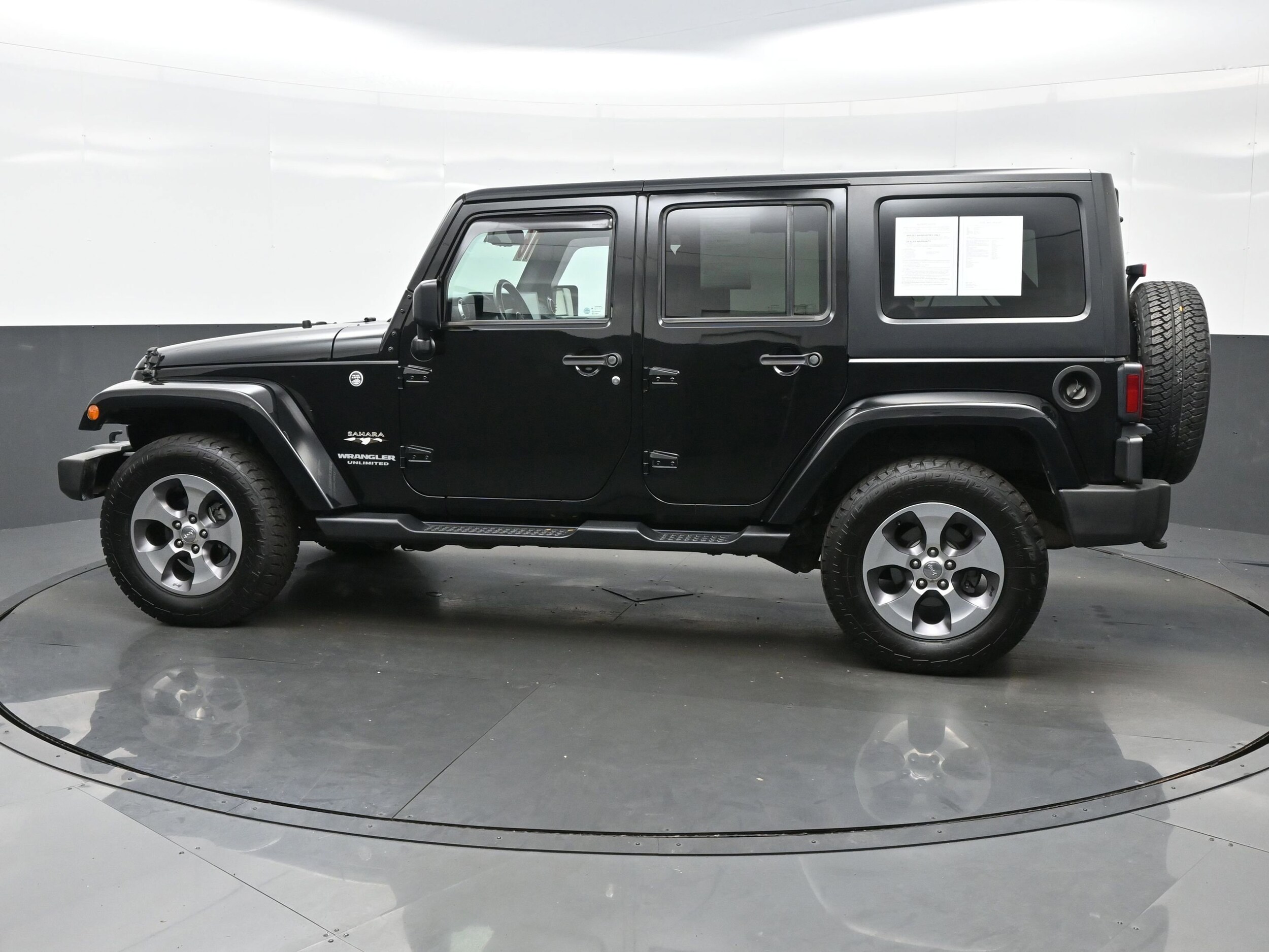 2016 Jeep Wrangler Unlimited Sahara photo 3