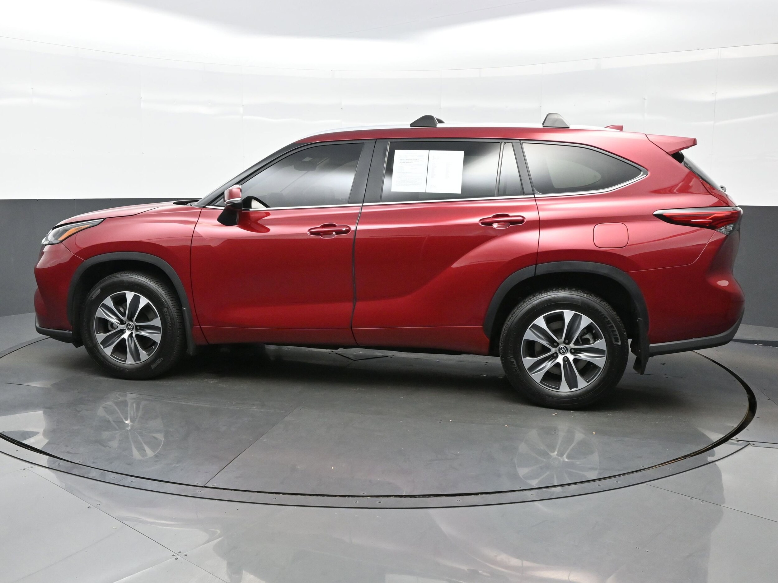2023 Toyota Highlander XLE photo 3