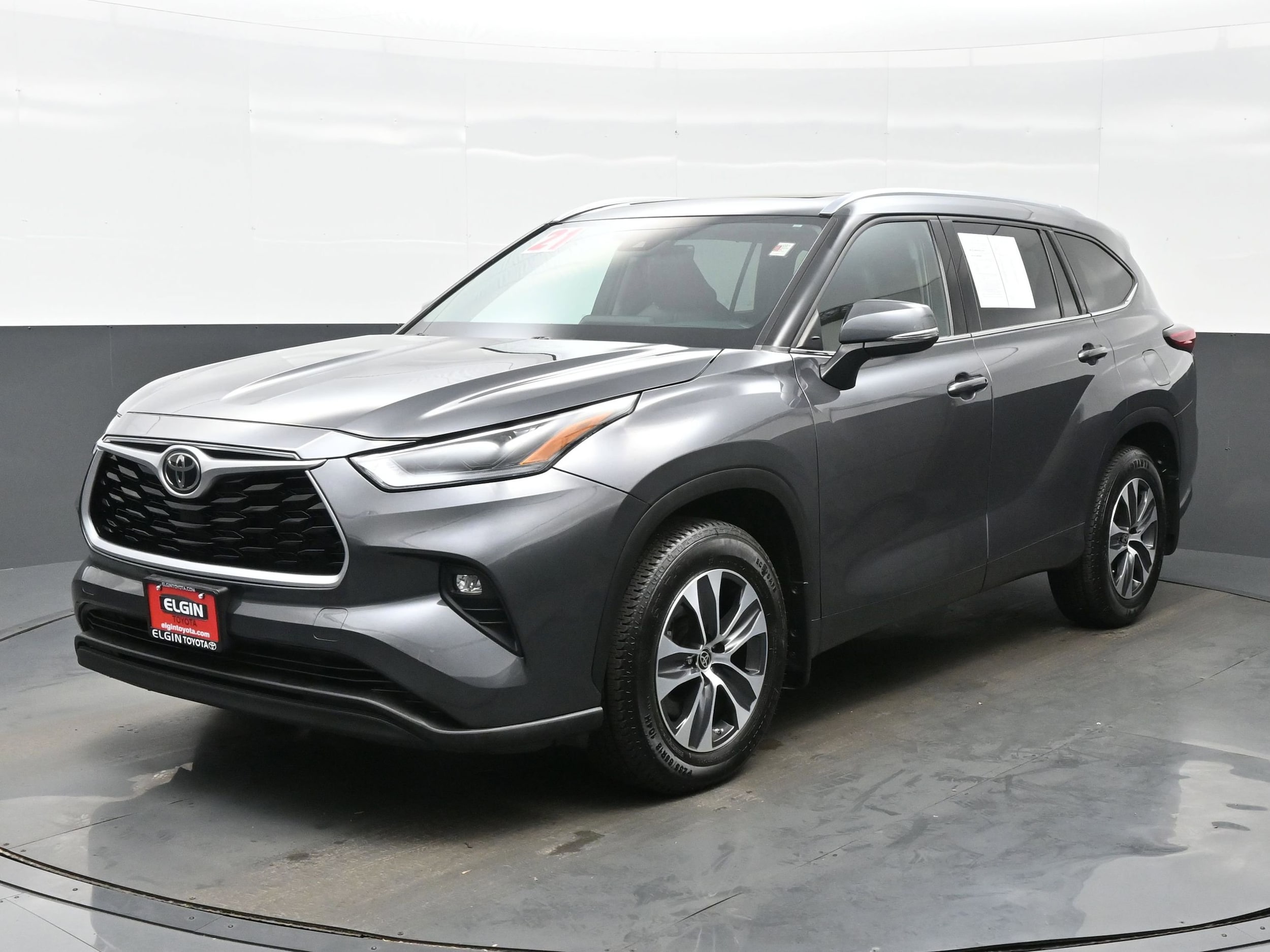 Used 2021 Toyota Highlander XLE with VIN 5TDGZRBH3MS547066 for sale in Streamwood, IL