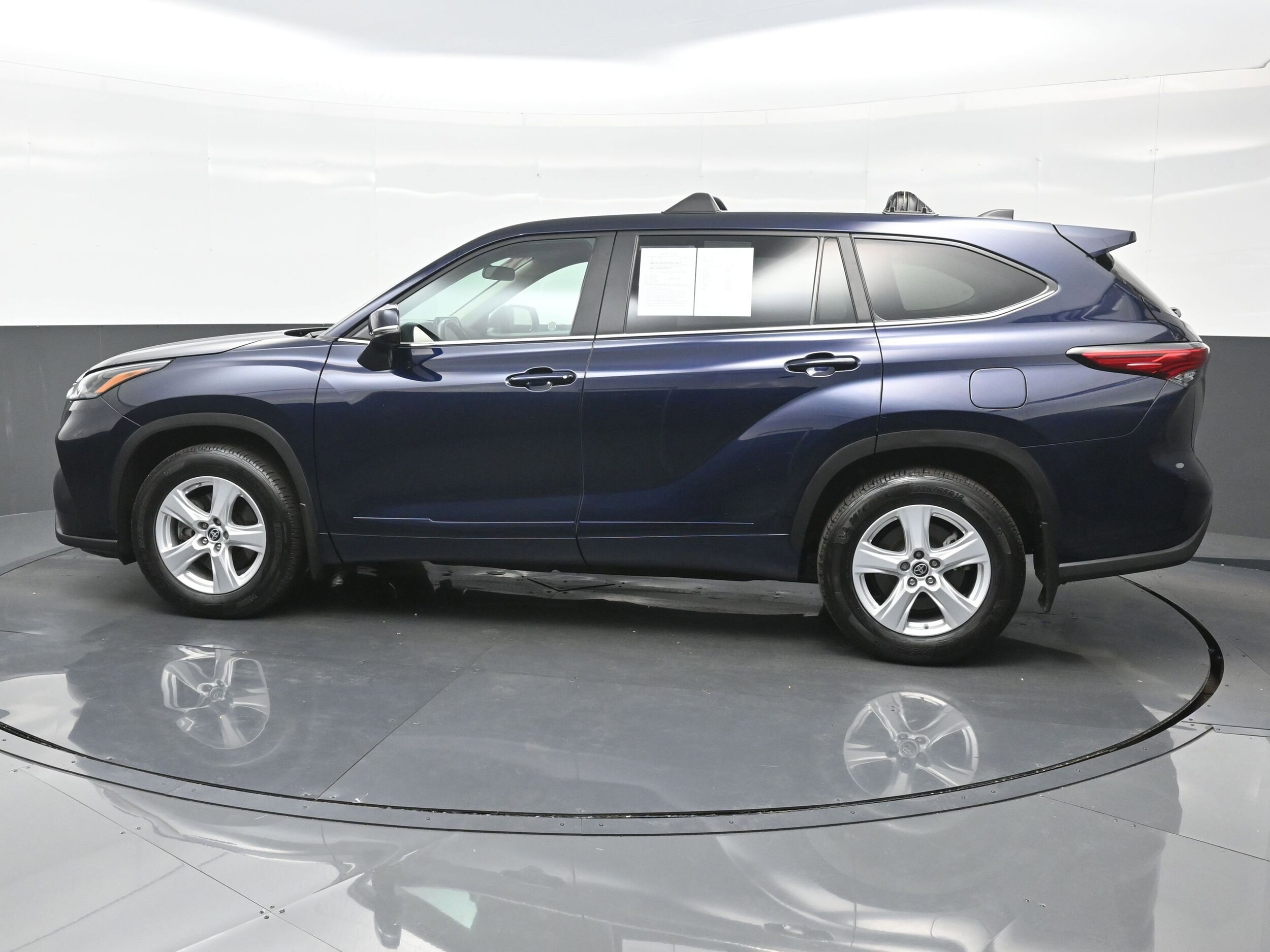 2023 Toyota Highlander LE photo 2