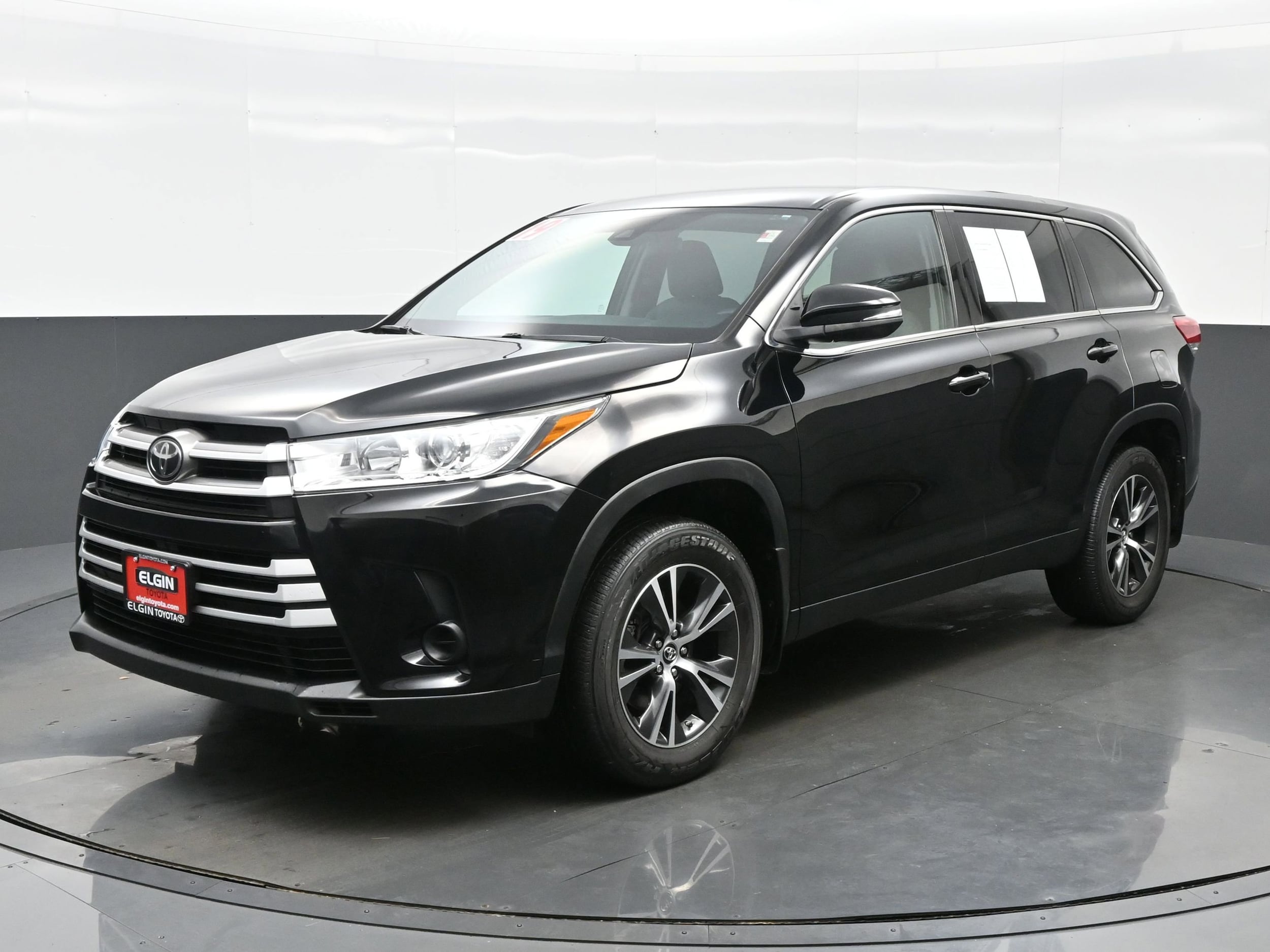Used 2019 Toyota Highlander LE with VIN 5TDBZRFH0KS951962 for sale in Streamwood, IL
