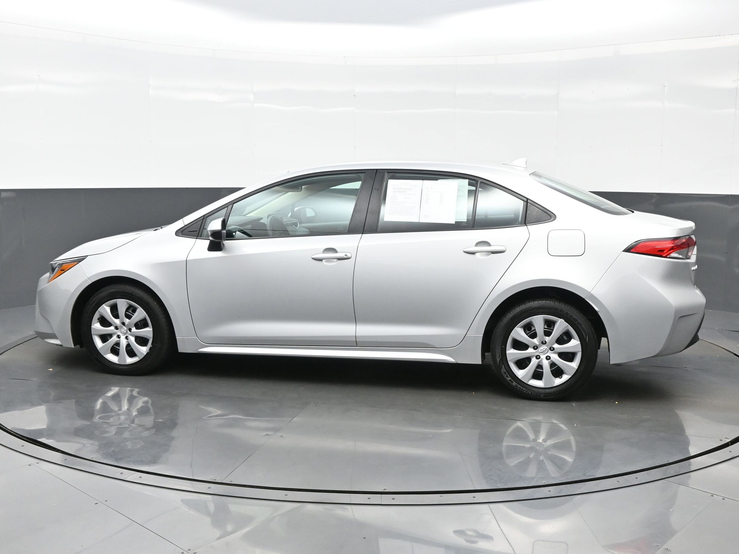 2023 Toyota Corolla LE photo 3