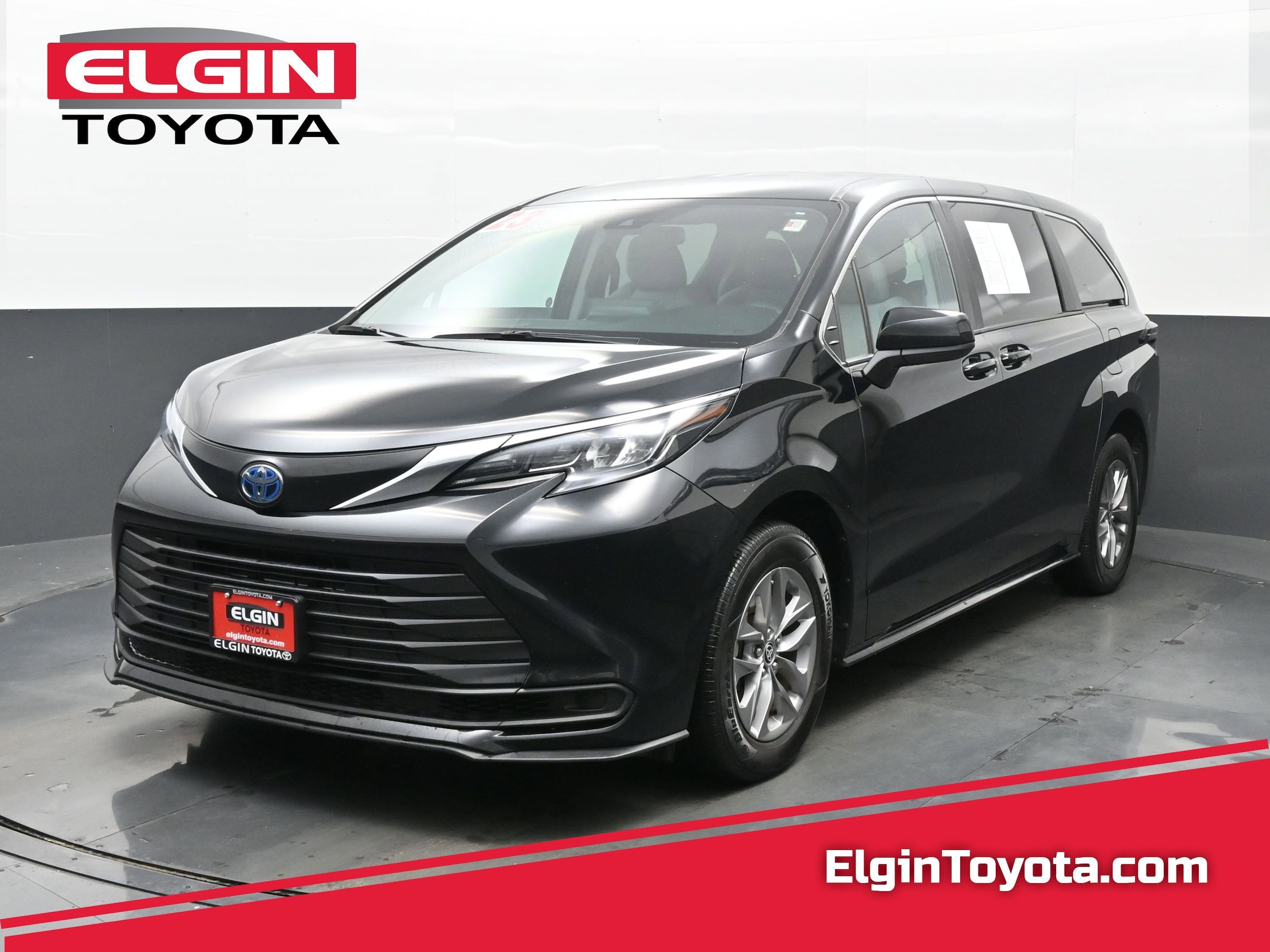 2024 Toyota Sienna LE's photo