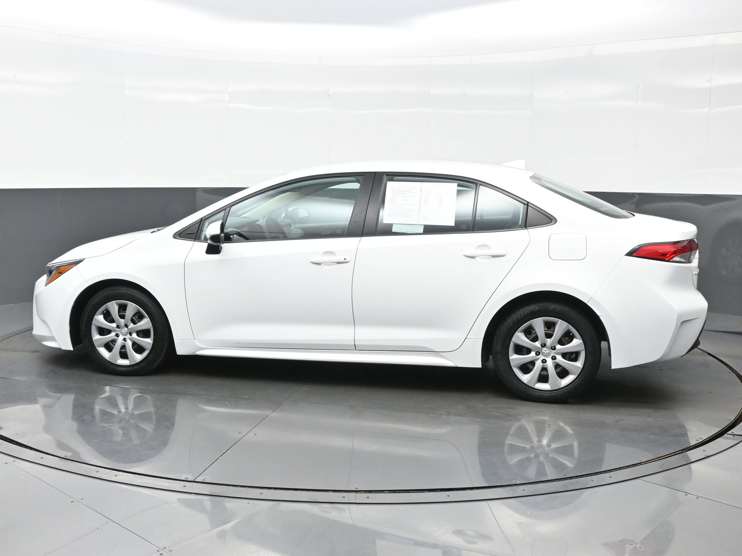 2023 Toyota Corolla LE photo 3