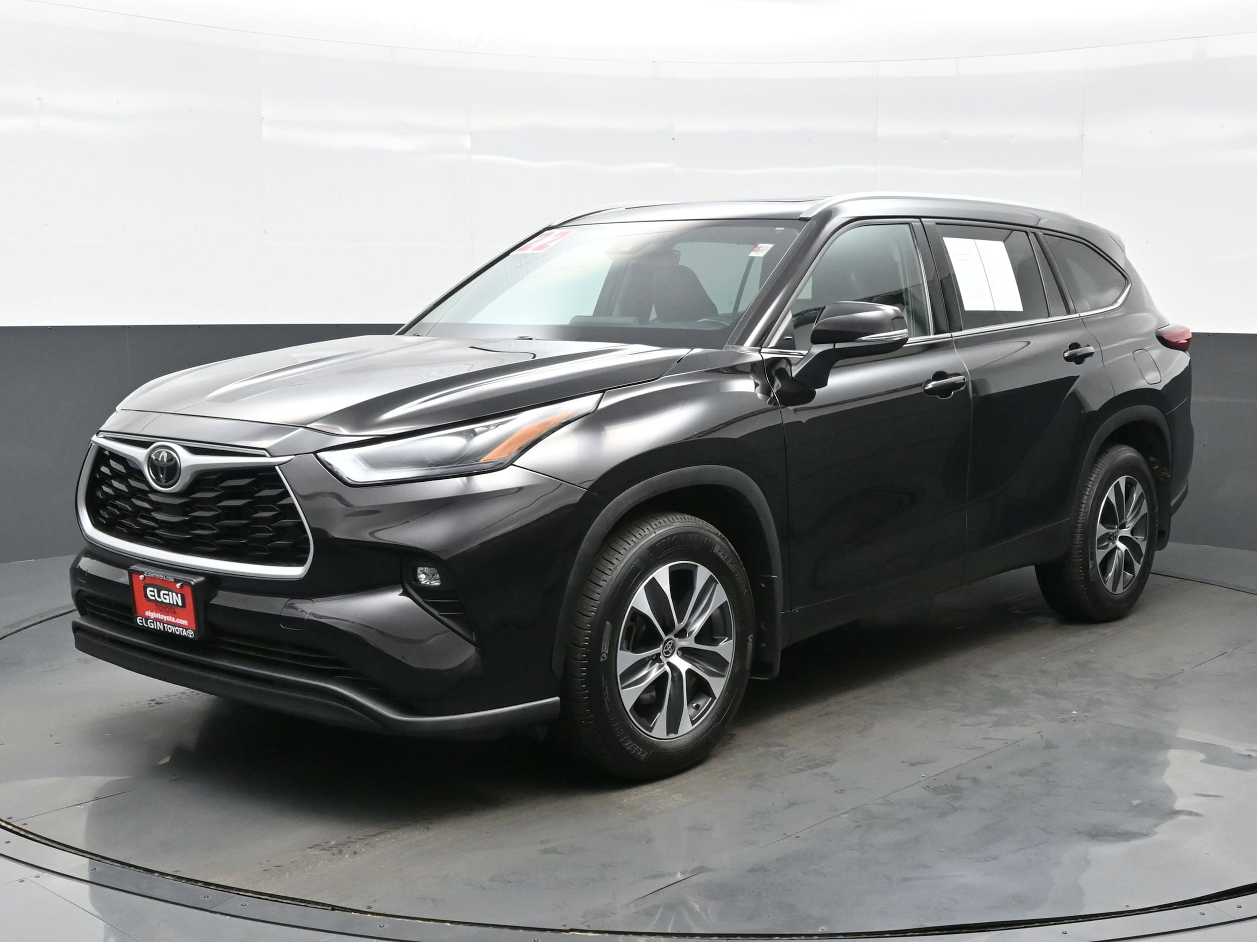 Used 2022 Toyota Highlander XLE with VIN 5TDGZRBH9NS195046 for sale in Streamwood, IL