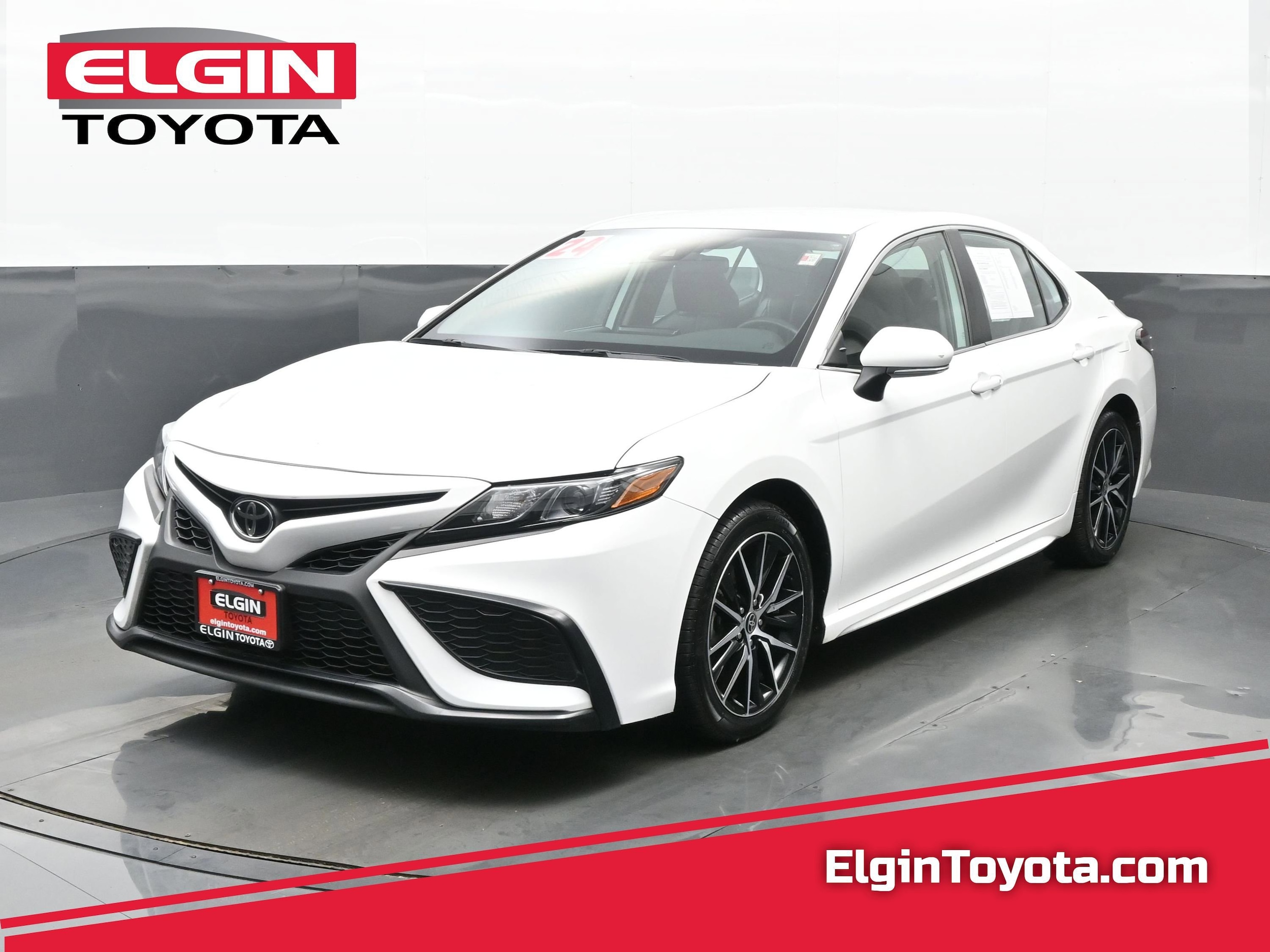 2024 Toyota Camry SE's photo