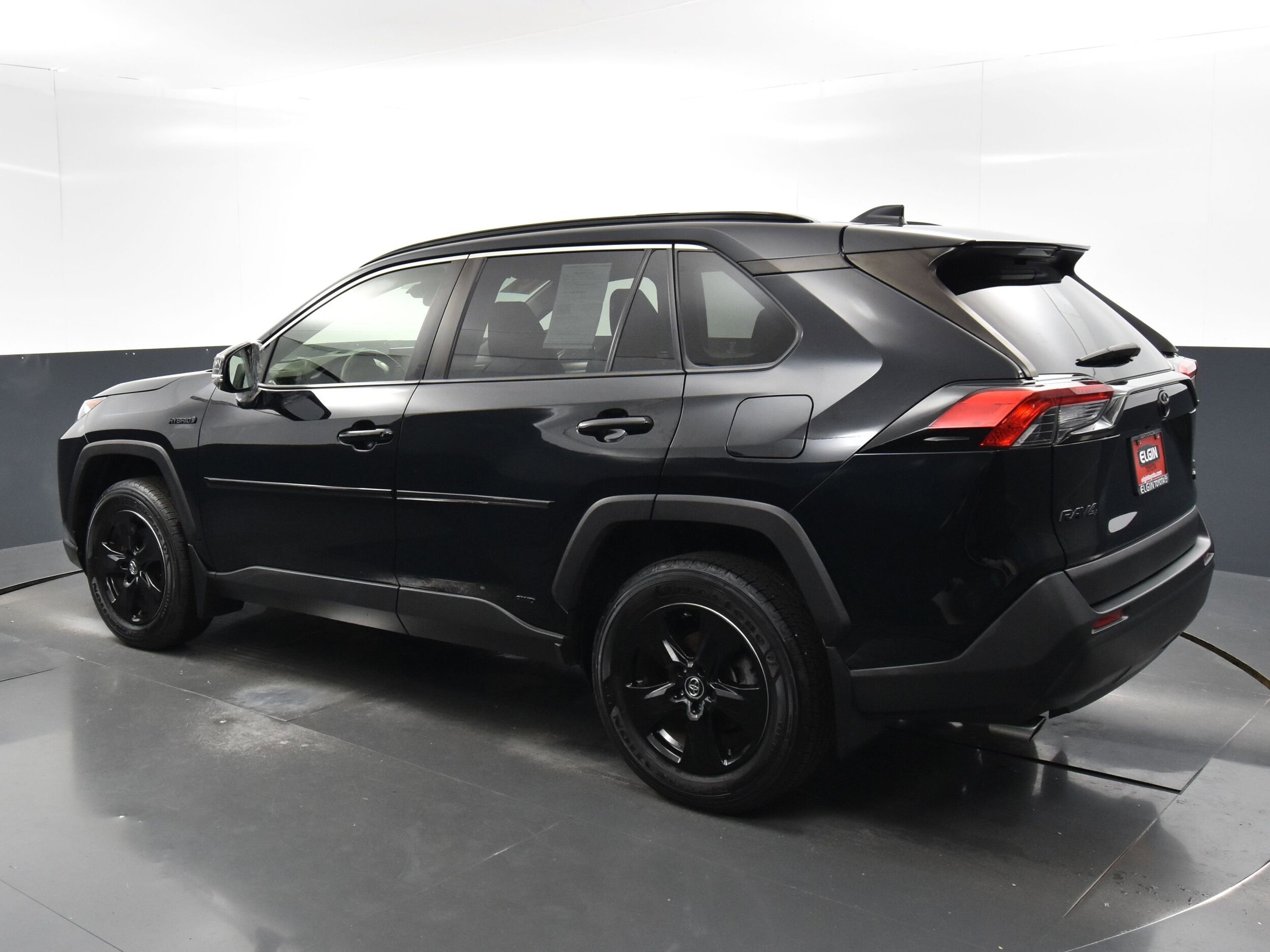 2019 Toyota RAV4 Hybrid LE photo 2