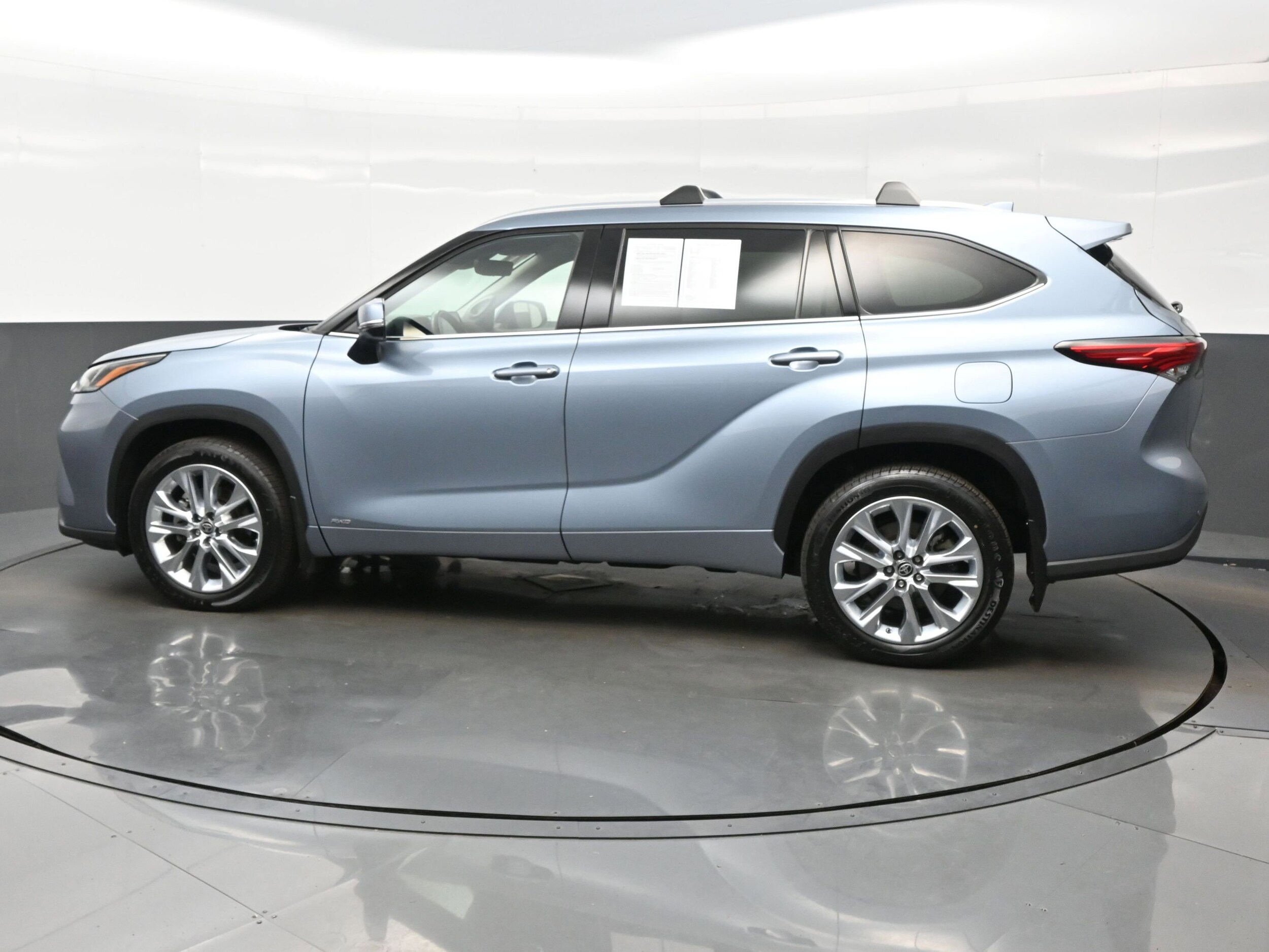 2022 Toyota Highlander Hybrid Limited photo 3
