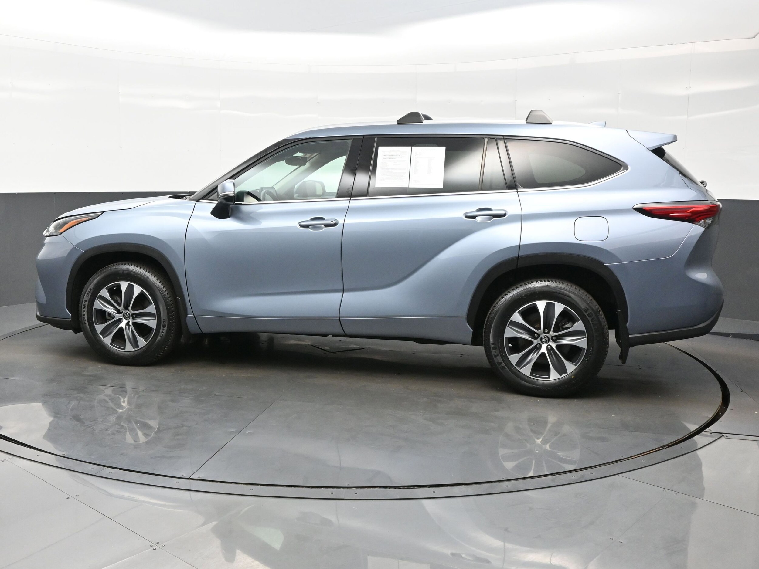 2022 Toyota Highlander XLE photo 2