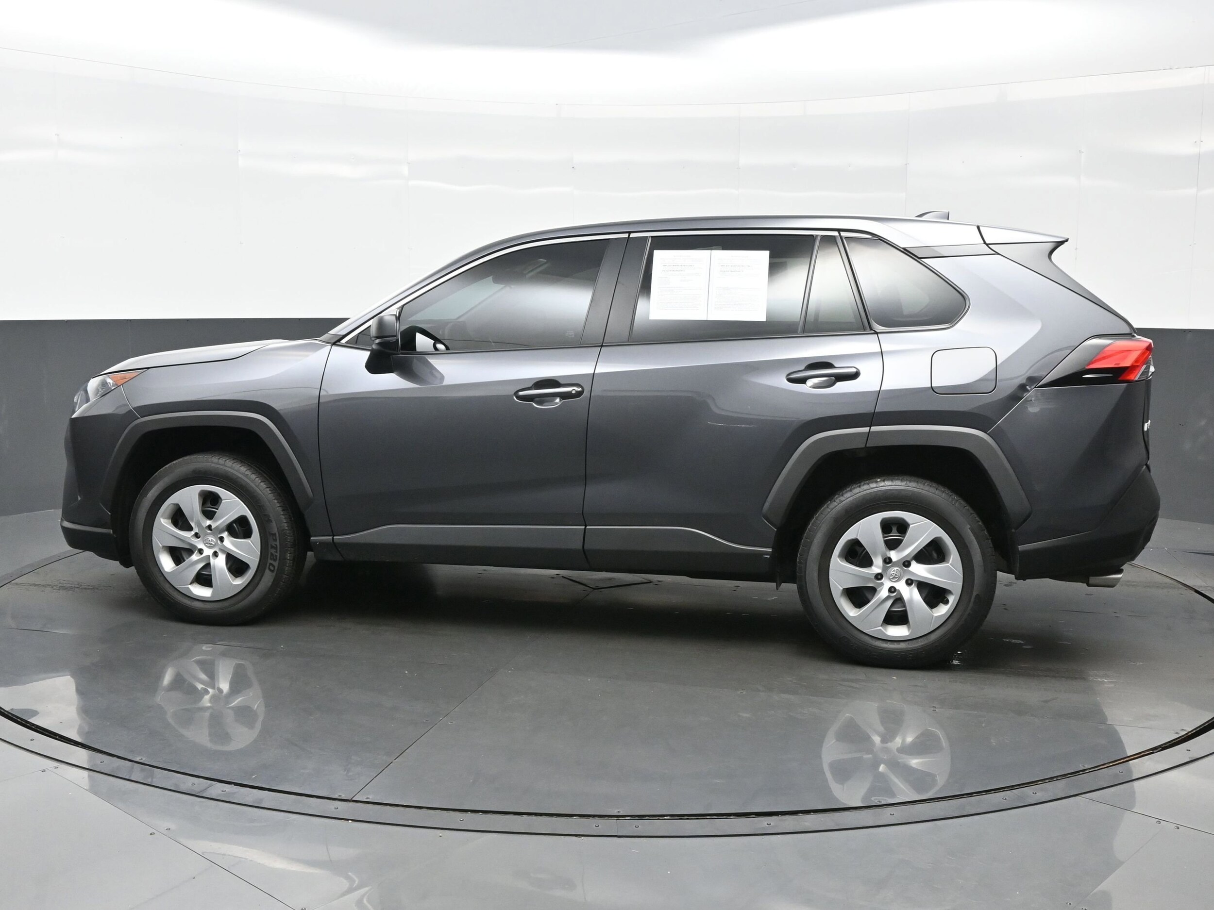 2022 Toyota RAV4 LE photo 3