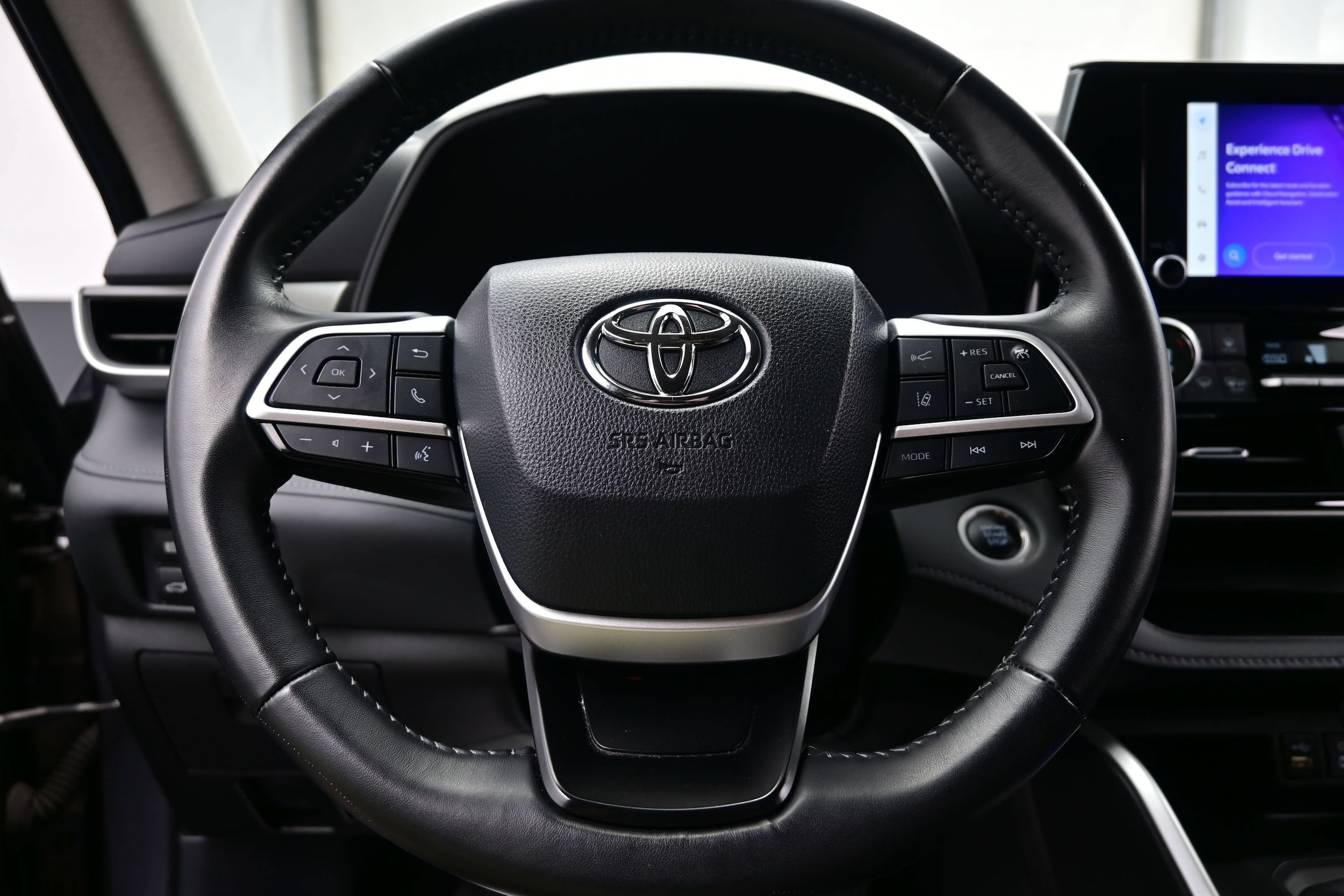 2024 Toyota Highlander LE - Photo 24