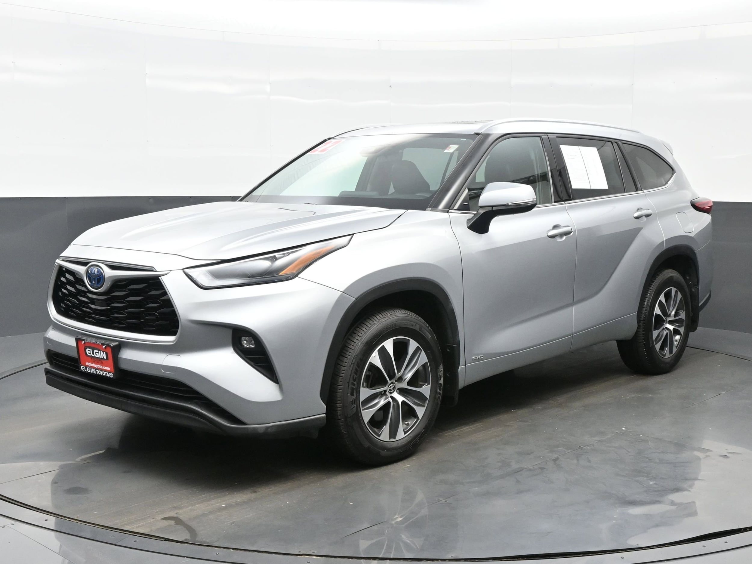 Used 2022 Toyota Highlander XLE with VIN 5TDGBRCH4NS559649 for sale in Streamwood, IL