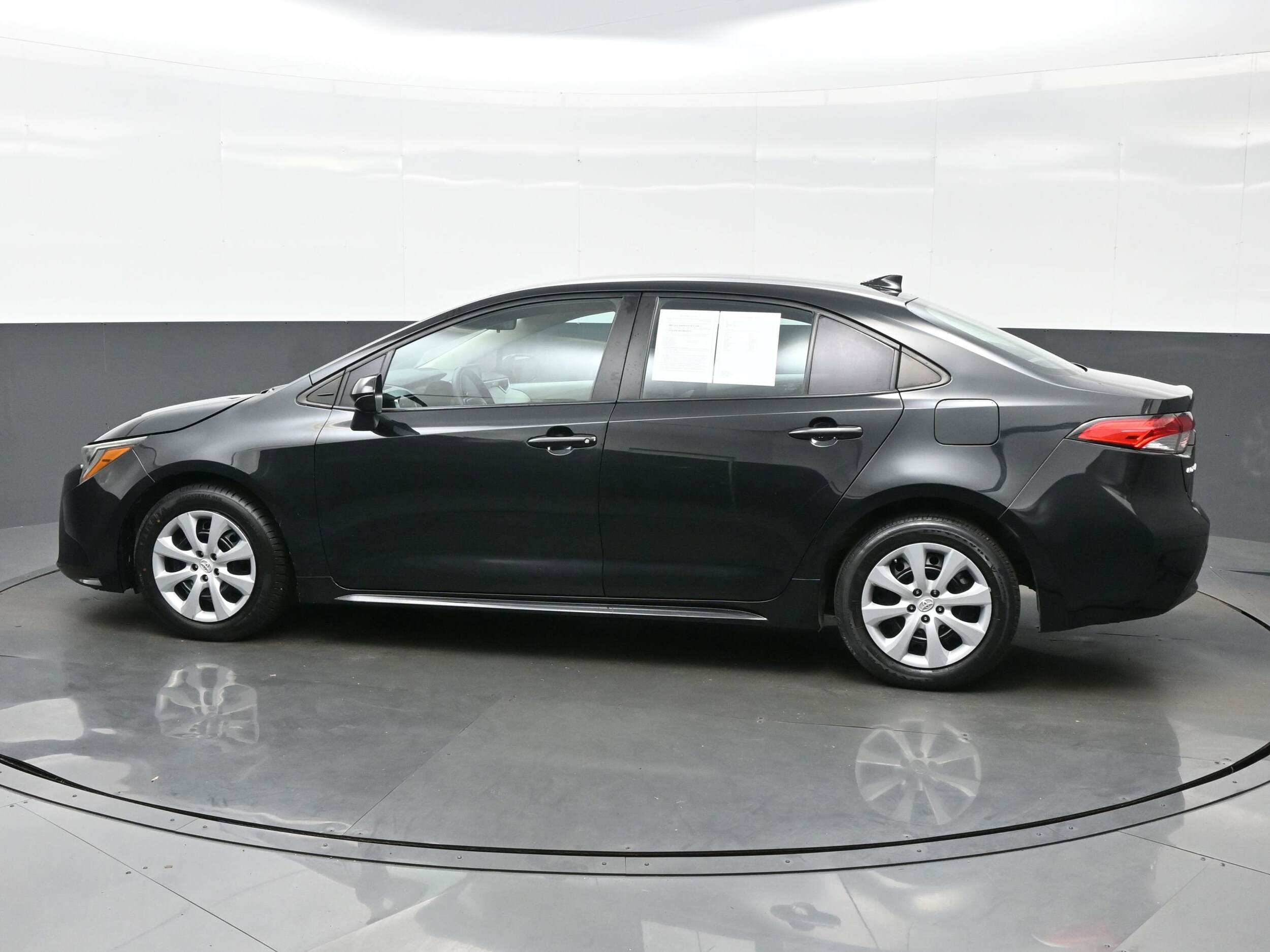 2022 Toyota Corolla LE photo 3