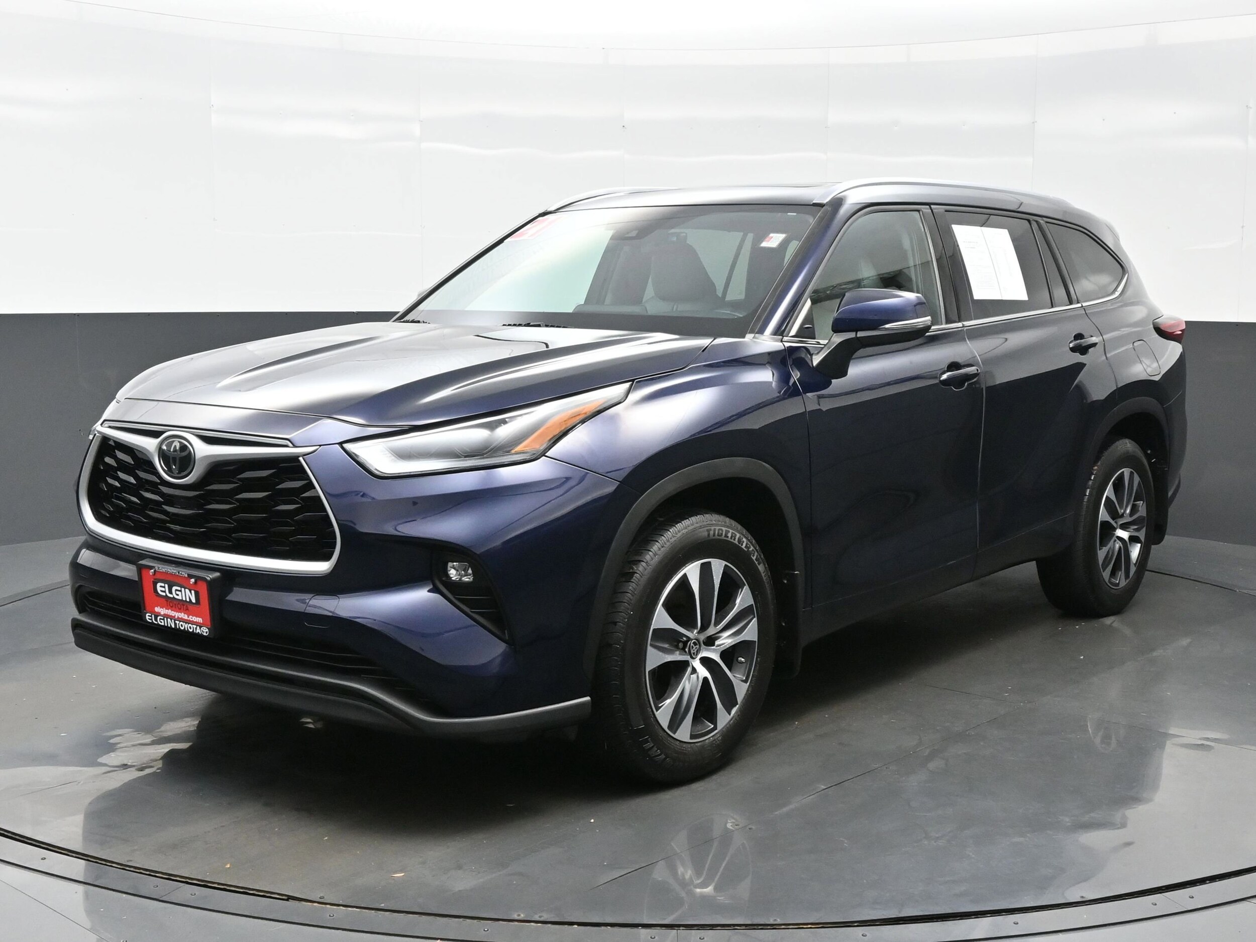 2021 Toyota Highlander XLE photo 2