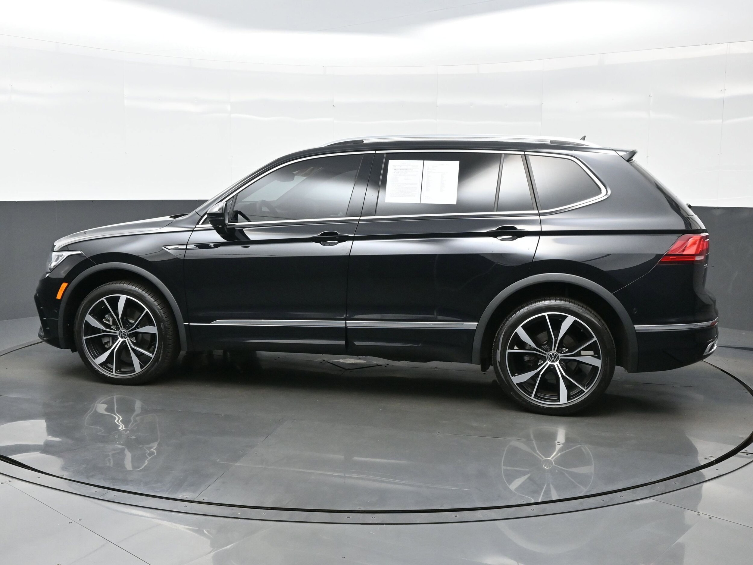 2024 Volkswagen Tiguan SEL R-Line Black photo 3