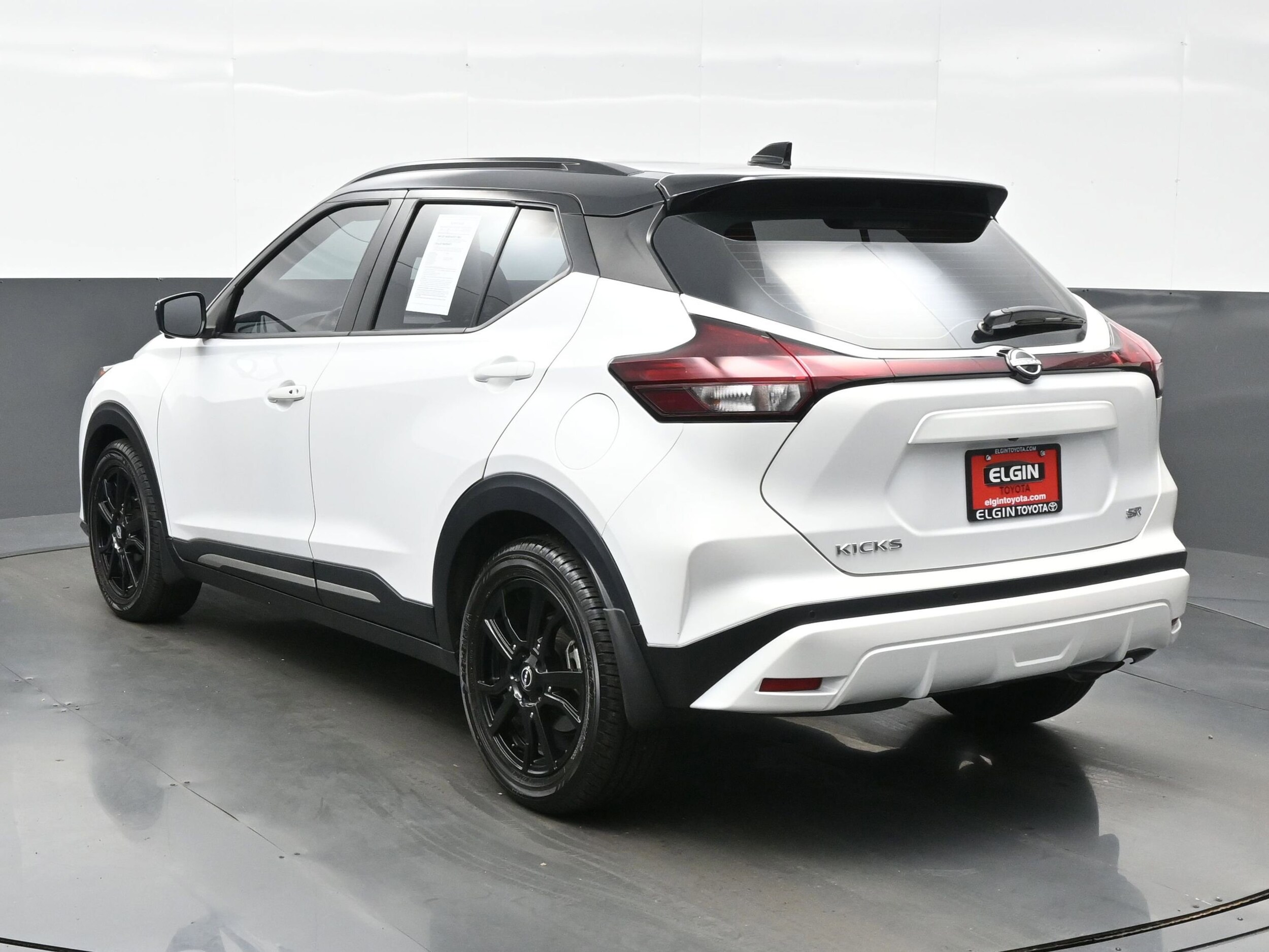 2023 Nissan Kicks SR photo 3