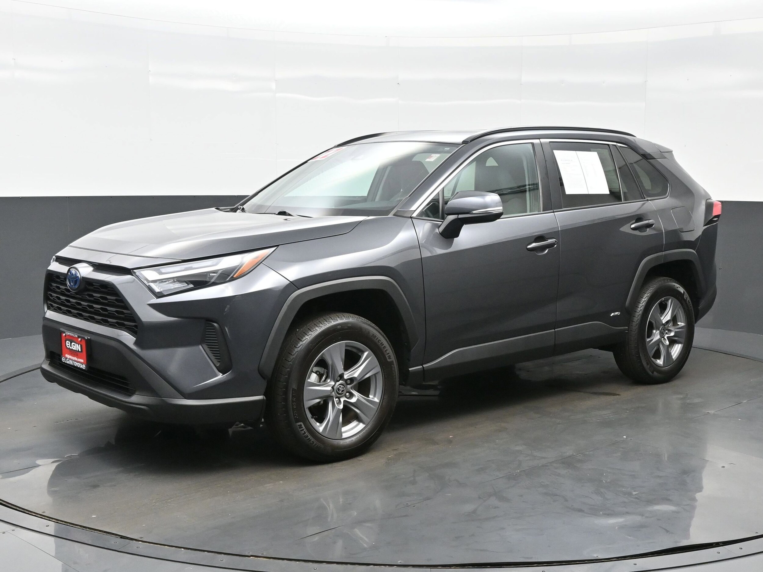 2022 Toyota RAV4 Hybrid XLE photo 2