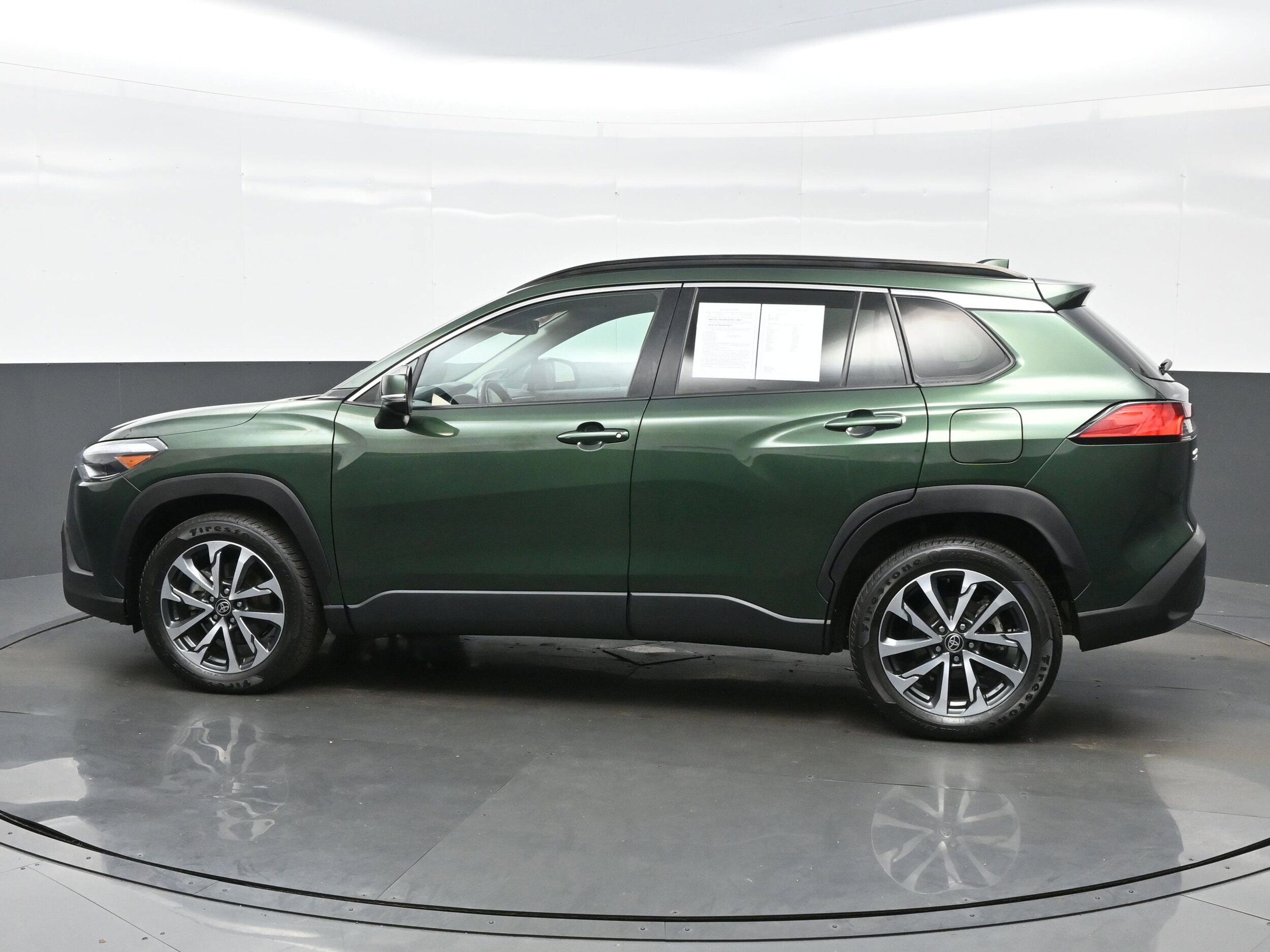 2022 Toyota Corolla Cross XLE photo 3