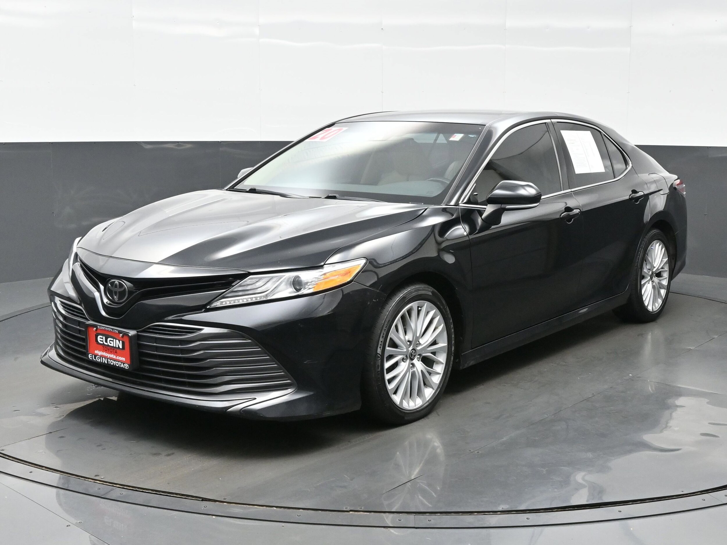 2020 Toyota Camry XLE photo 2