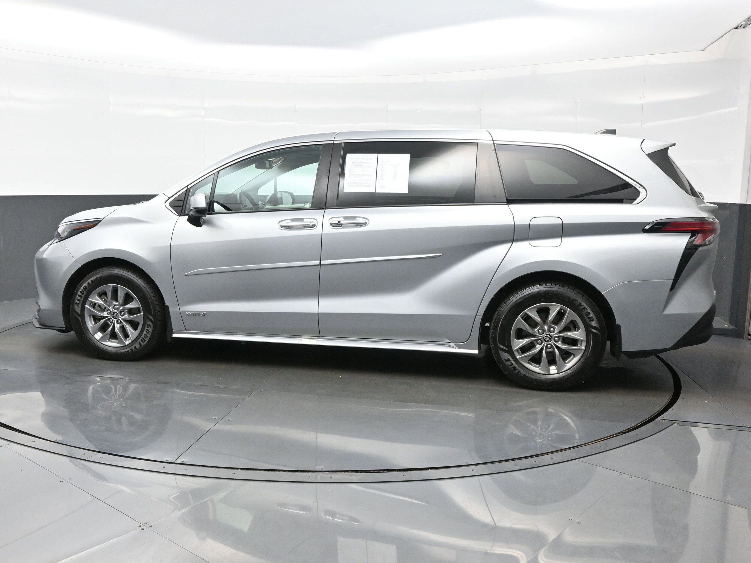 2021 Toyota Sienna XLE photo 3