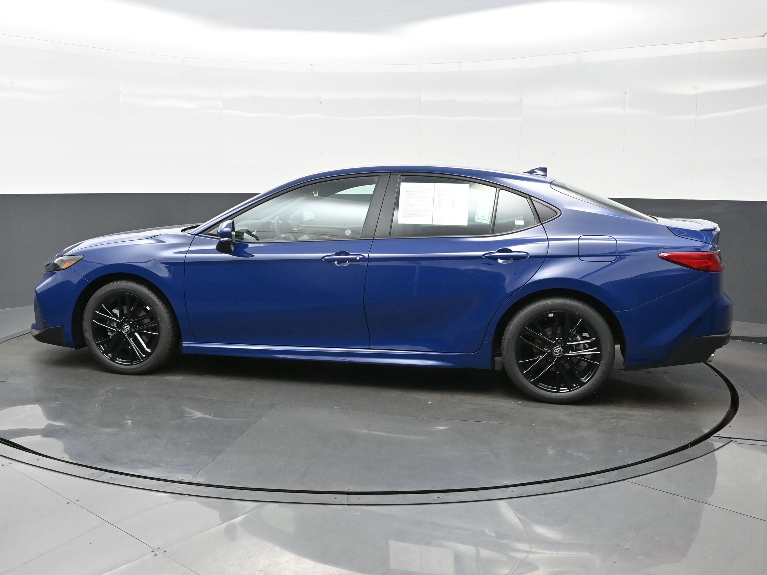 2026 Toyota Camry SE Hybrid photo 3