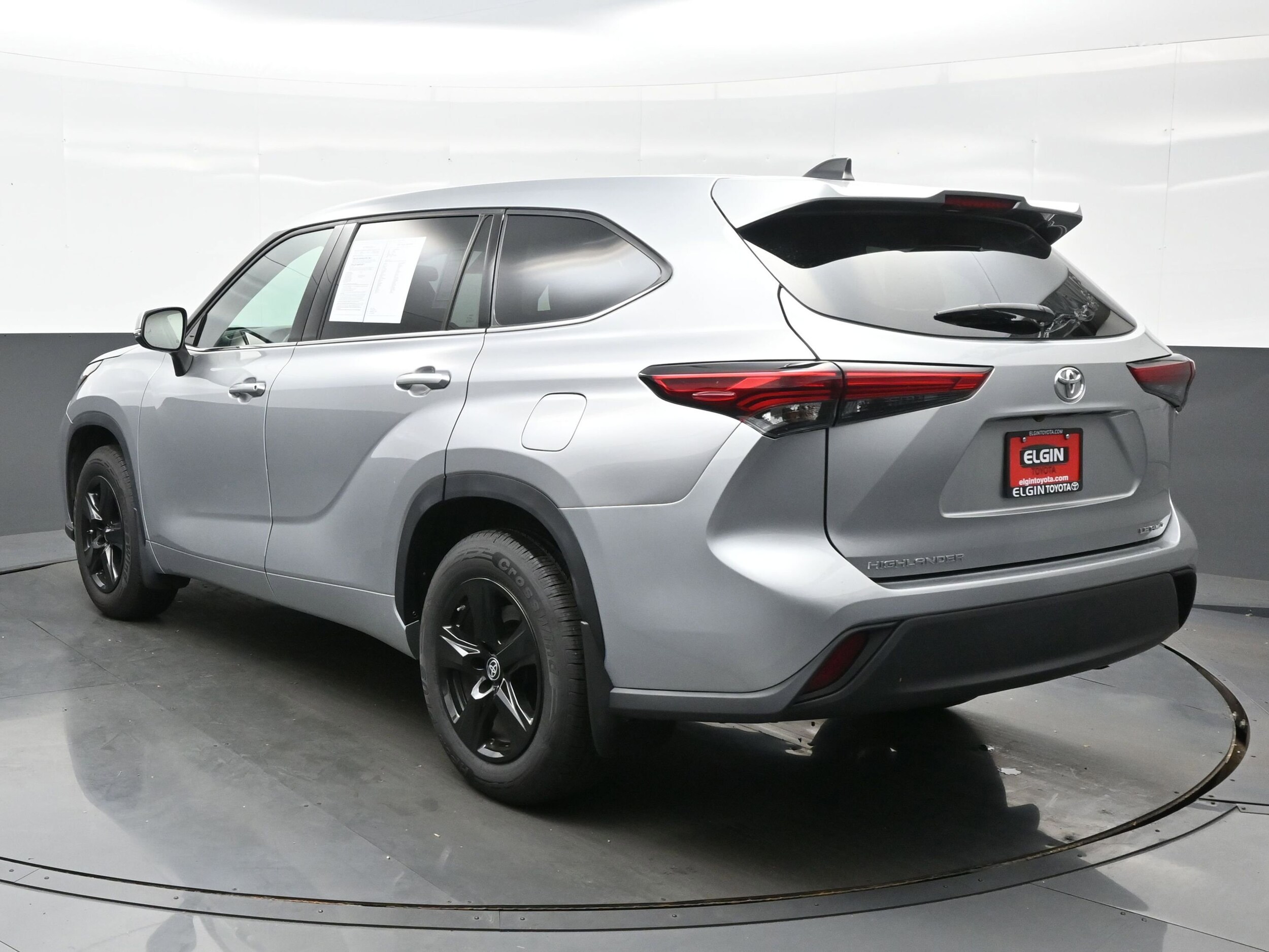 2022 Toyota Highlander LE photo 3
