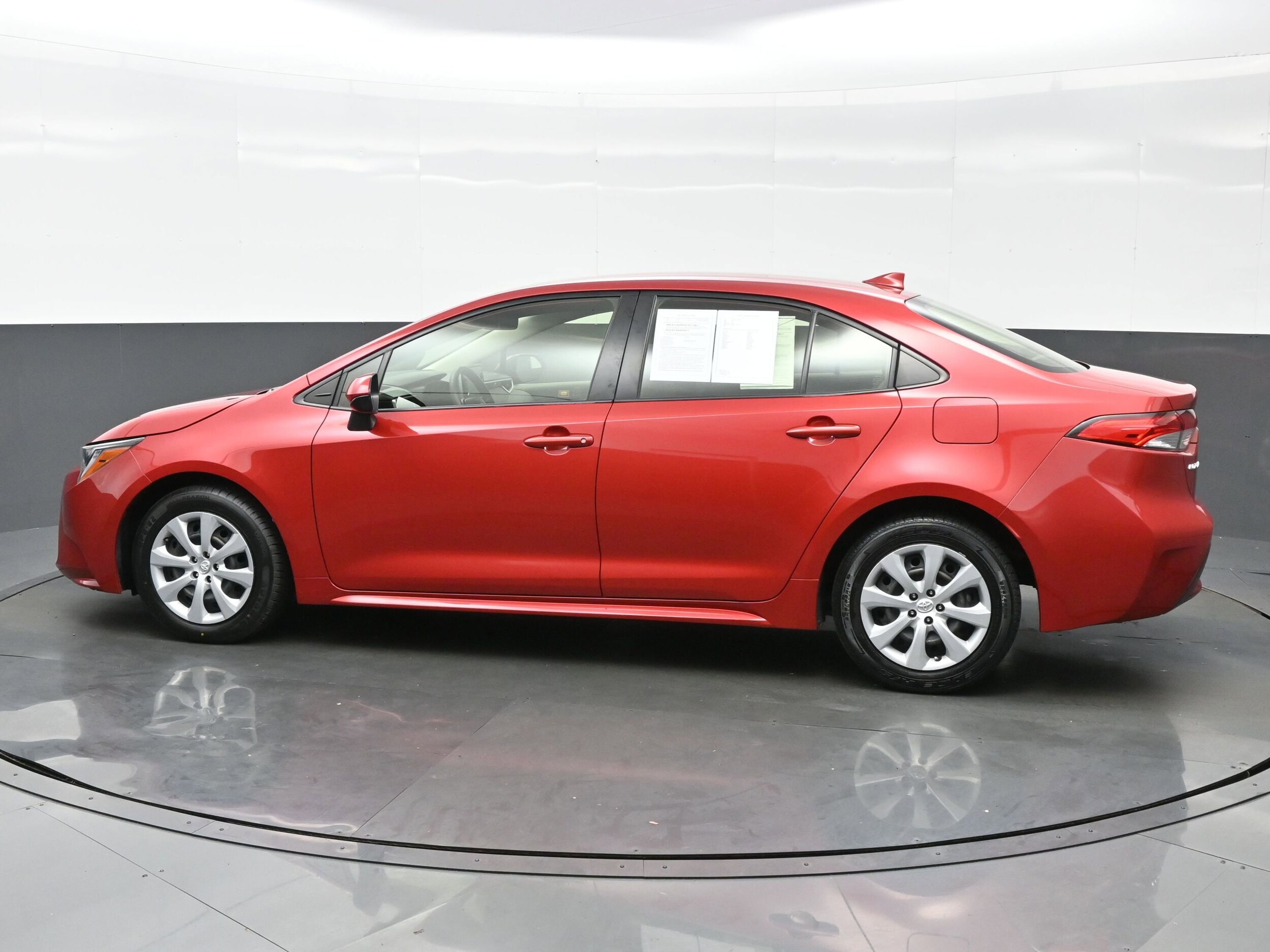 2020 Toyota Corolla LE photo 3