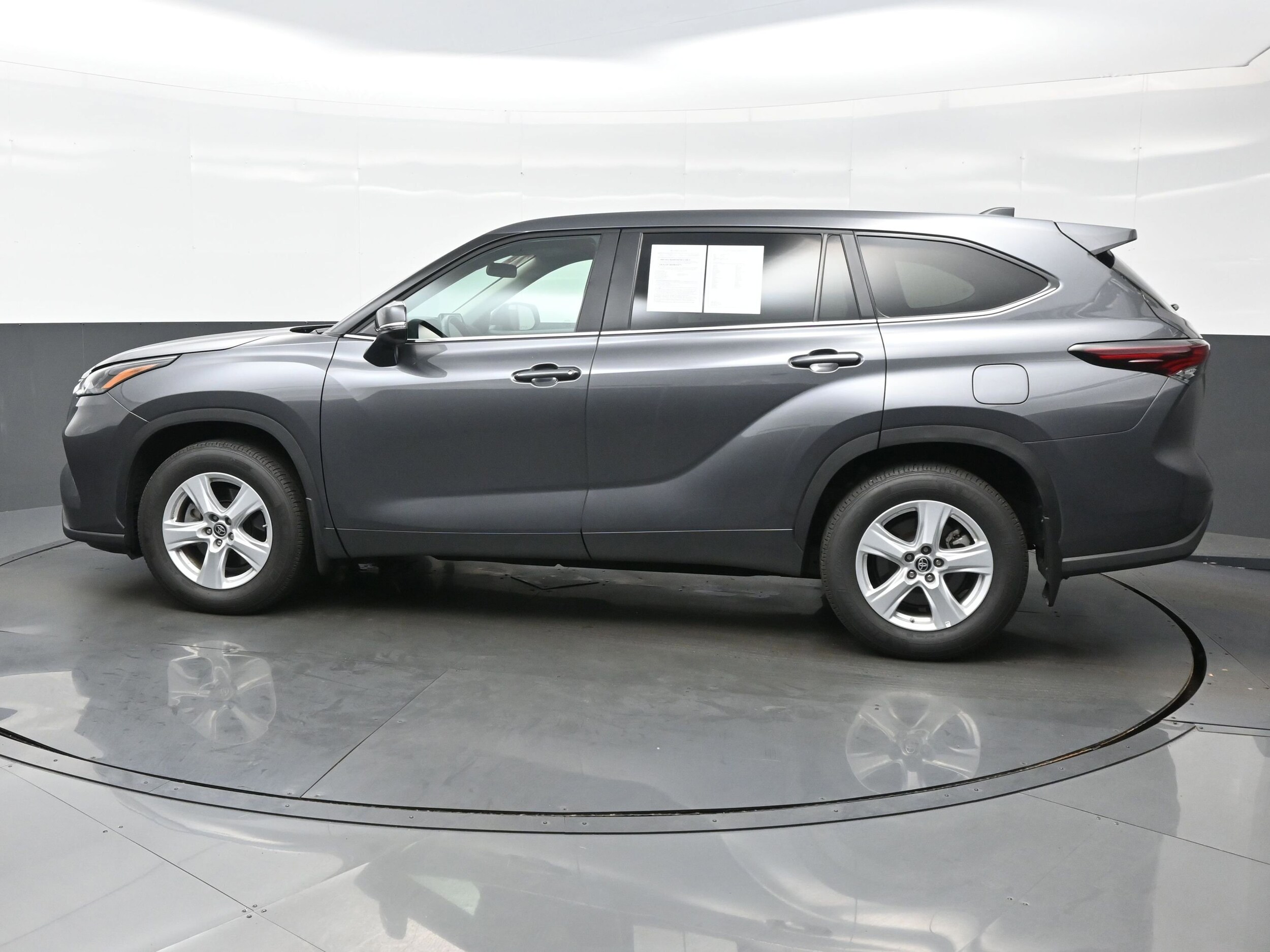 2024 Toyota Highlander LE photo 3