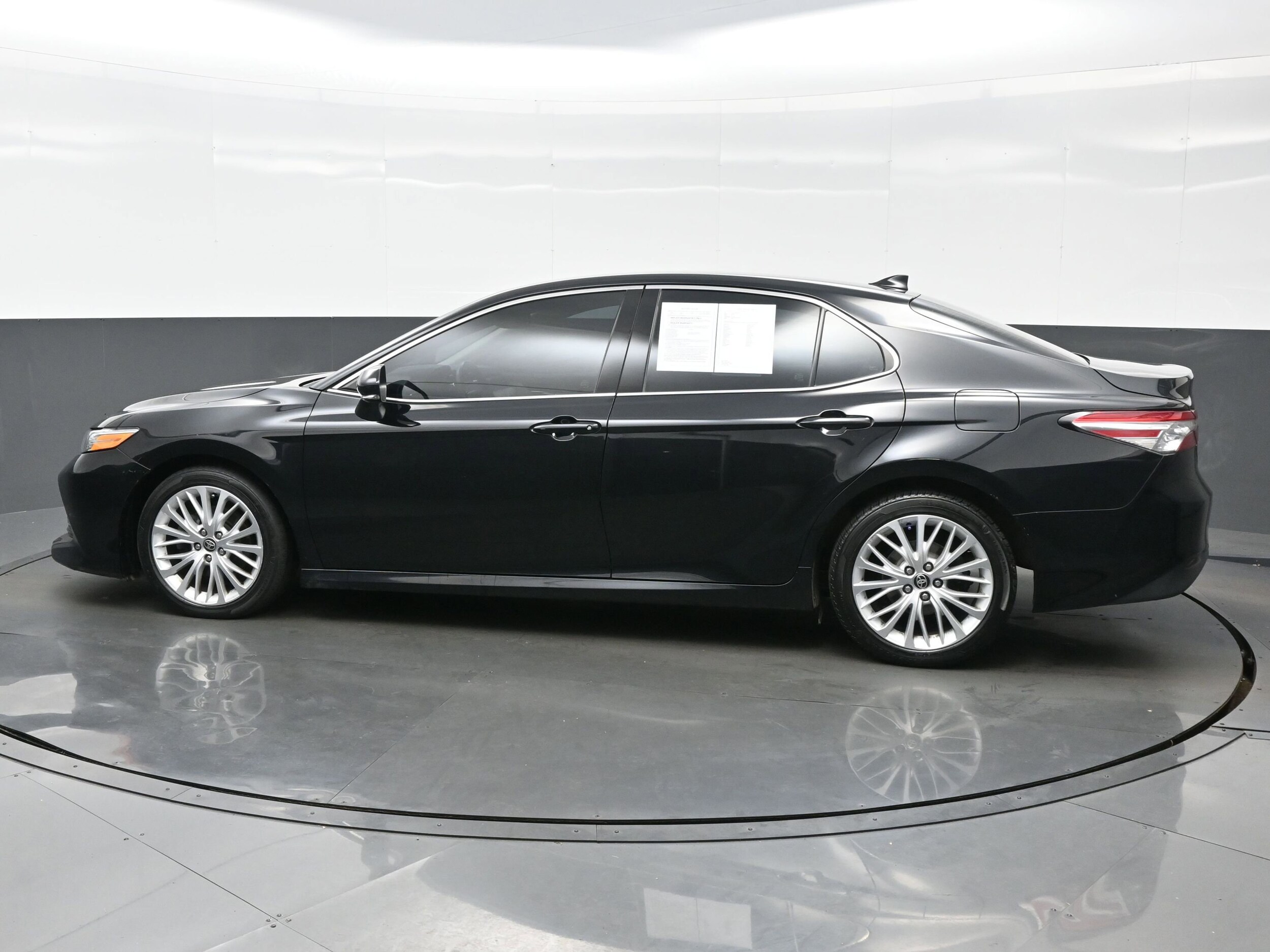 2020 Toyota Camry XLE photo 3